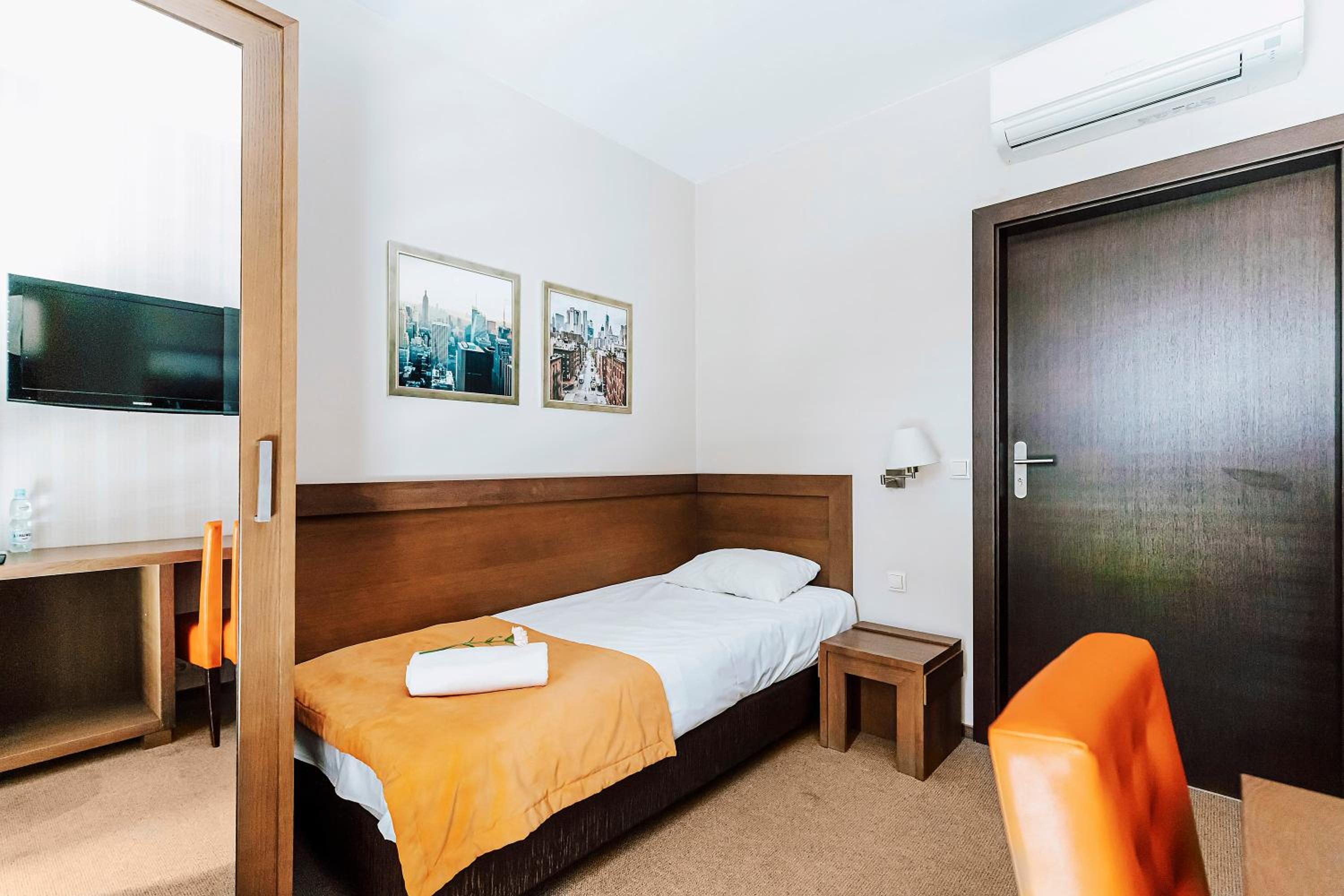 Single Room with Private Bathroom photo 2