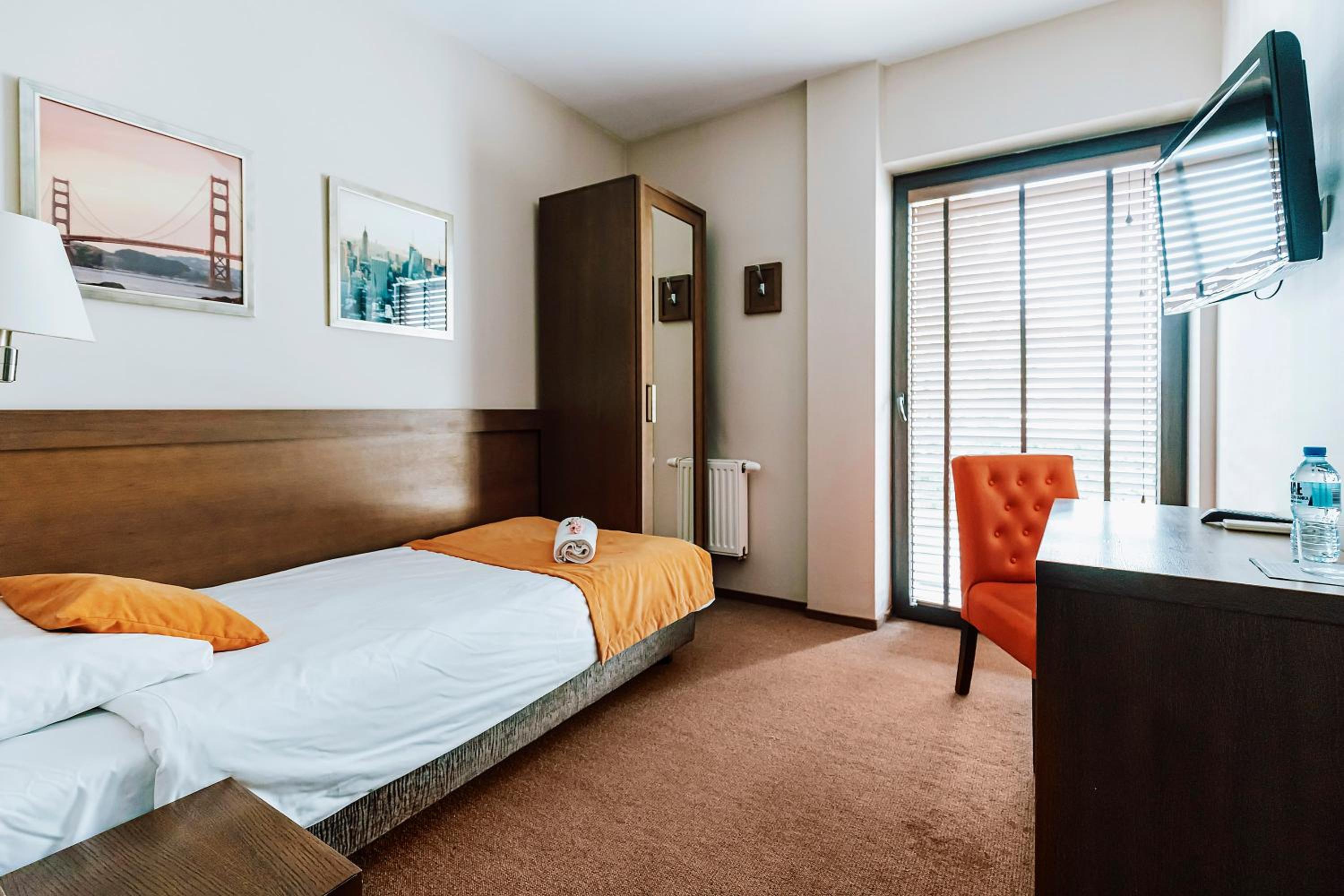 Single Room with Private Bathroom photo 3
