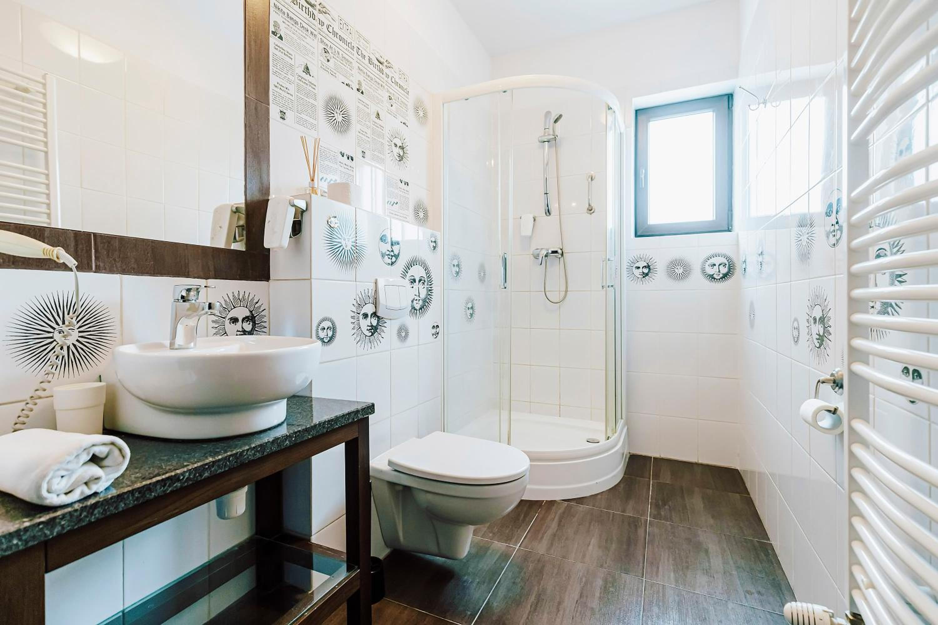 Double or Twin Room with Private Bathroom - Photo 2
