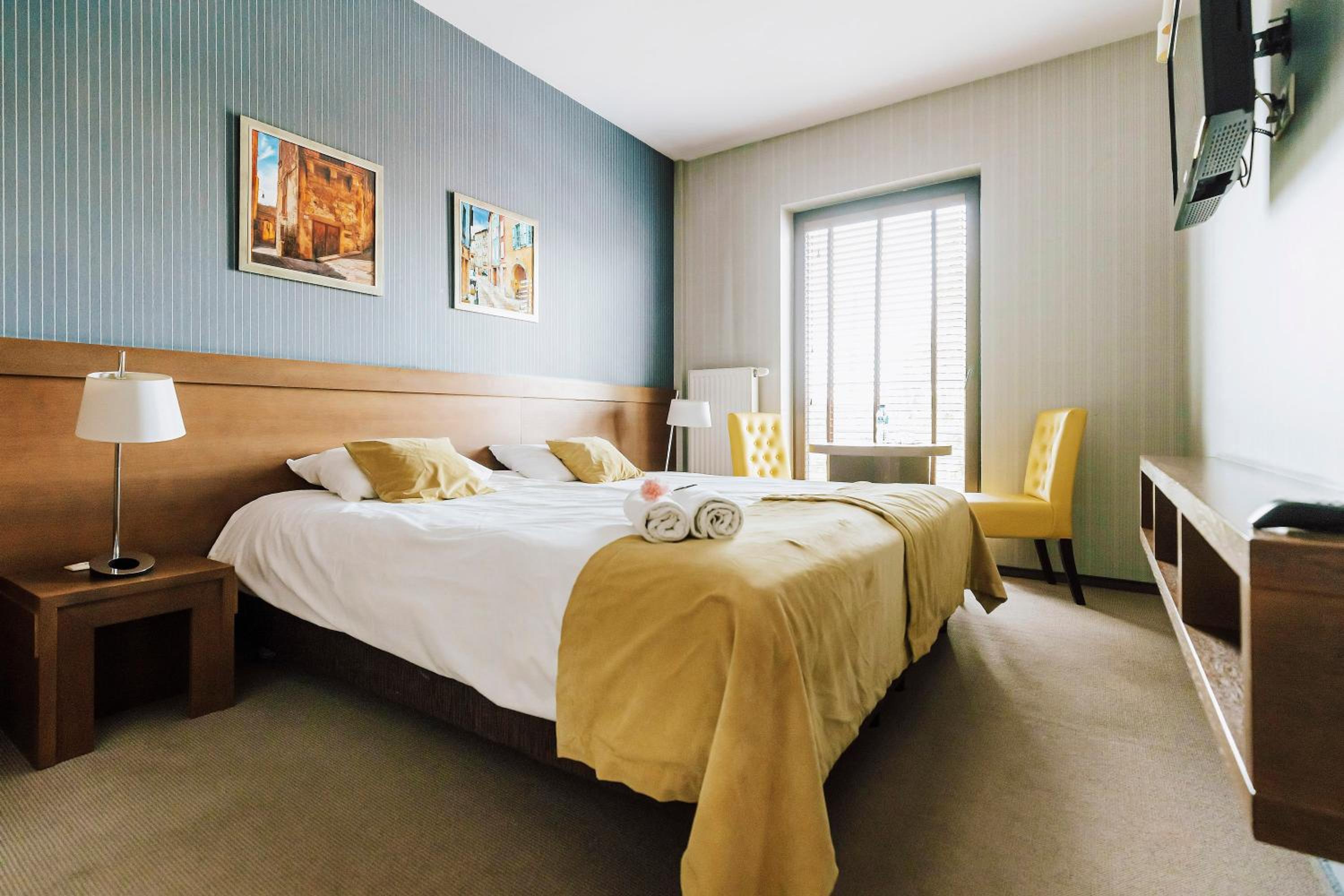 Double or Twin Room with Private Bathroom - Photo 9