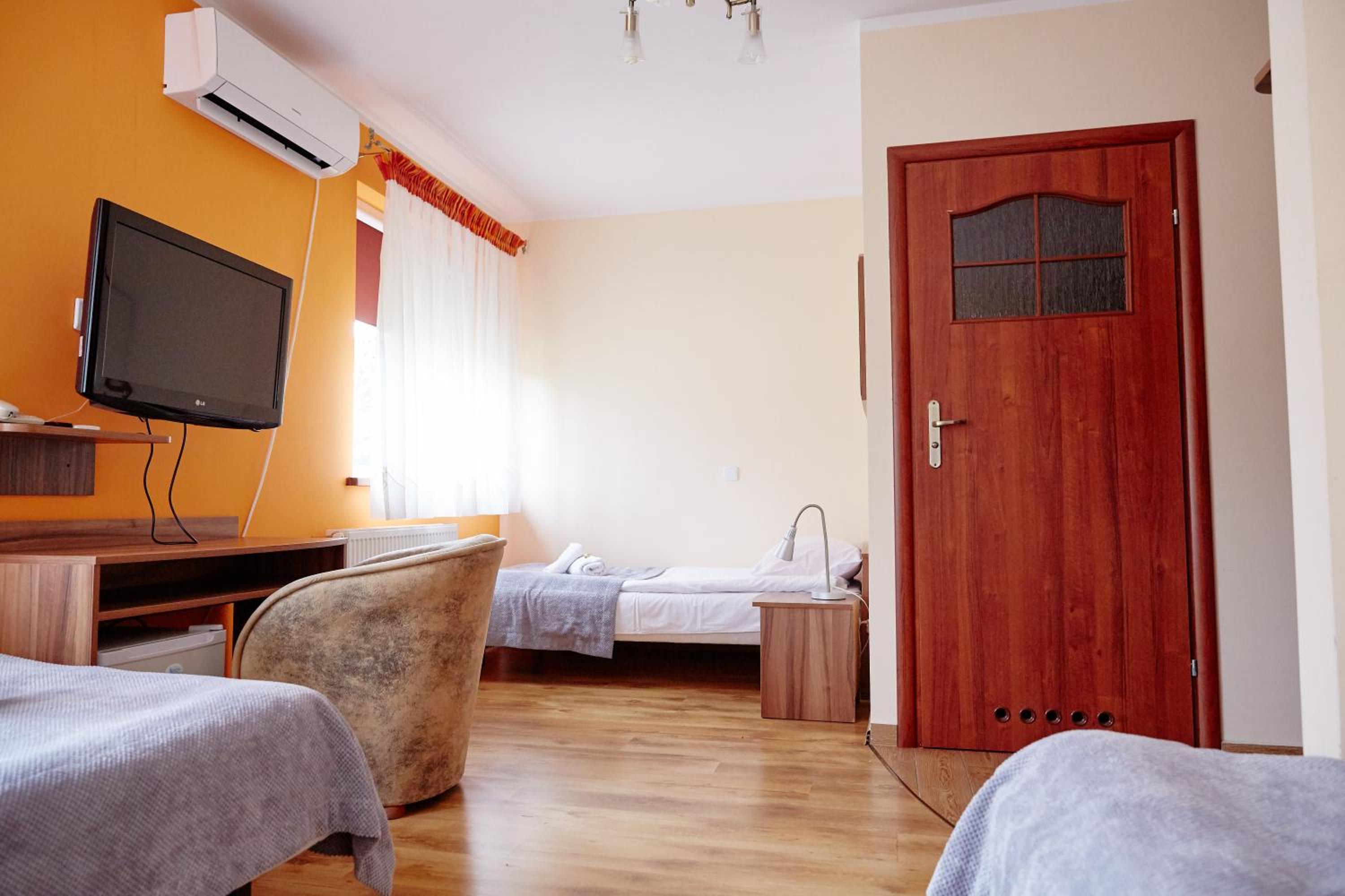 Large Twin Room - Photo 1
