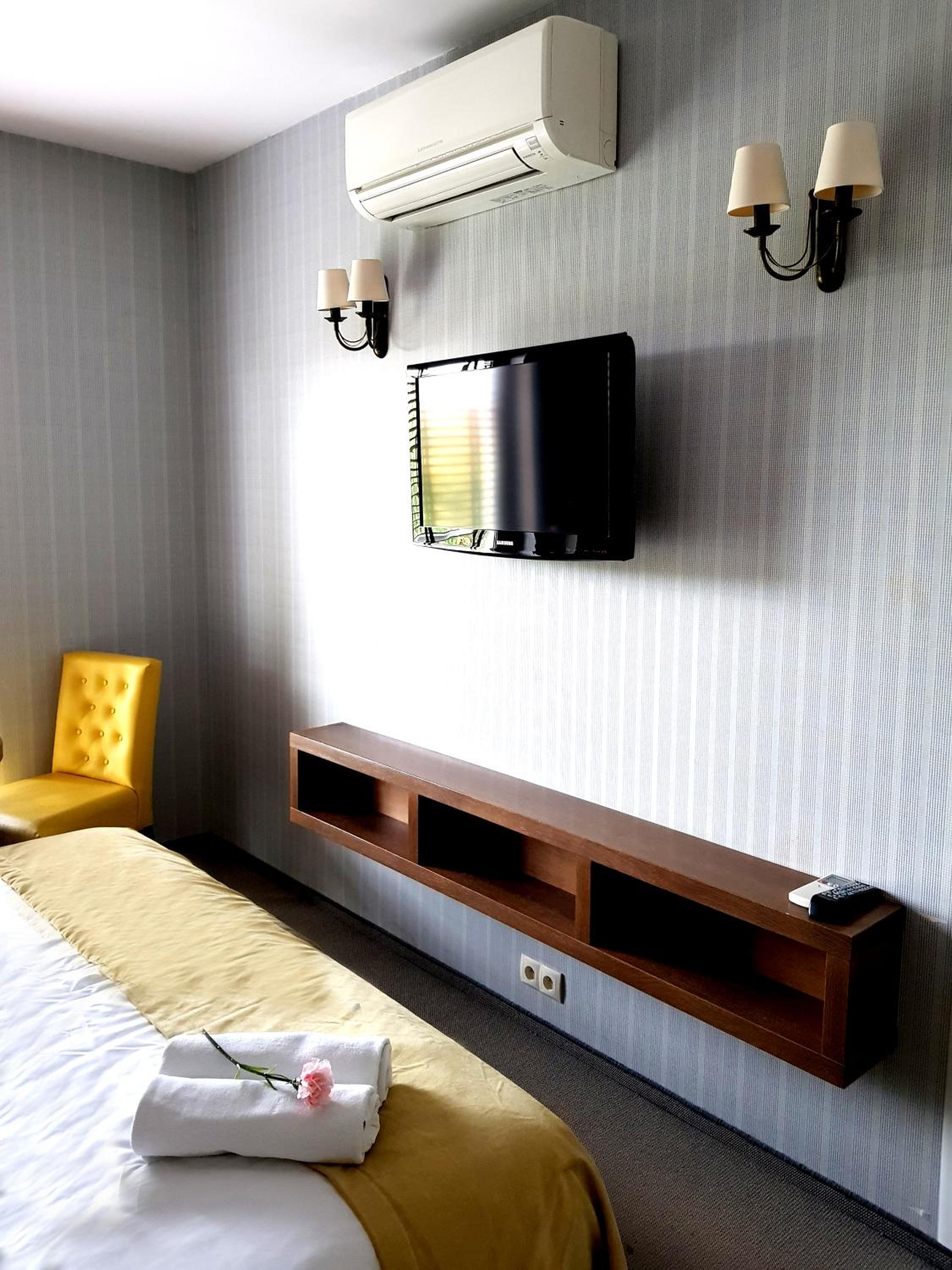 Double or Twin Room with Private Bathroom - Photo 4