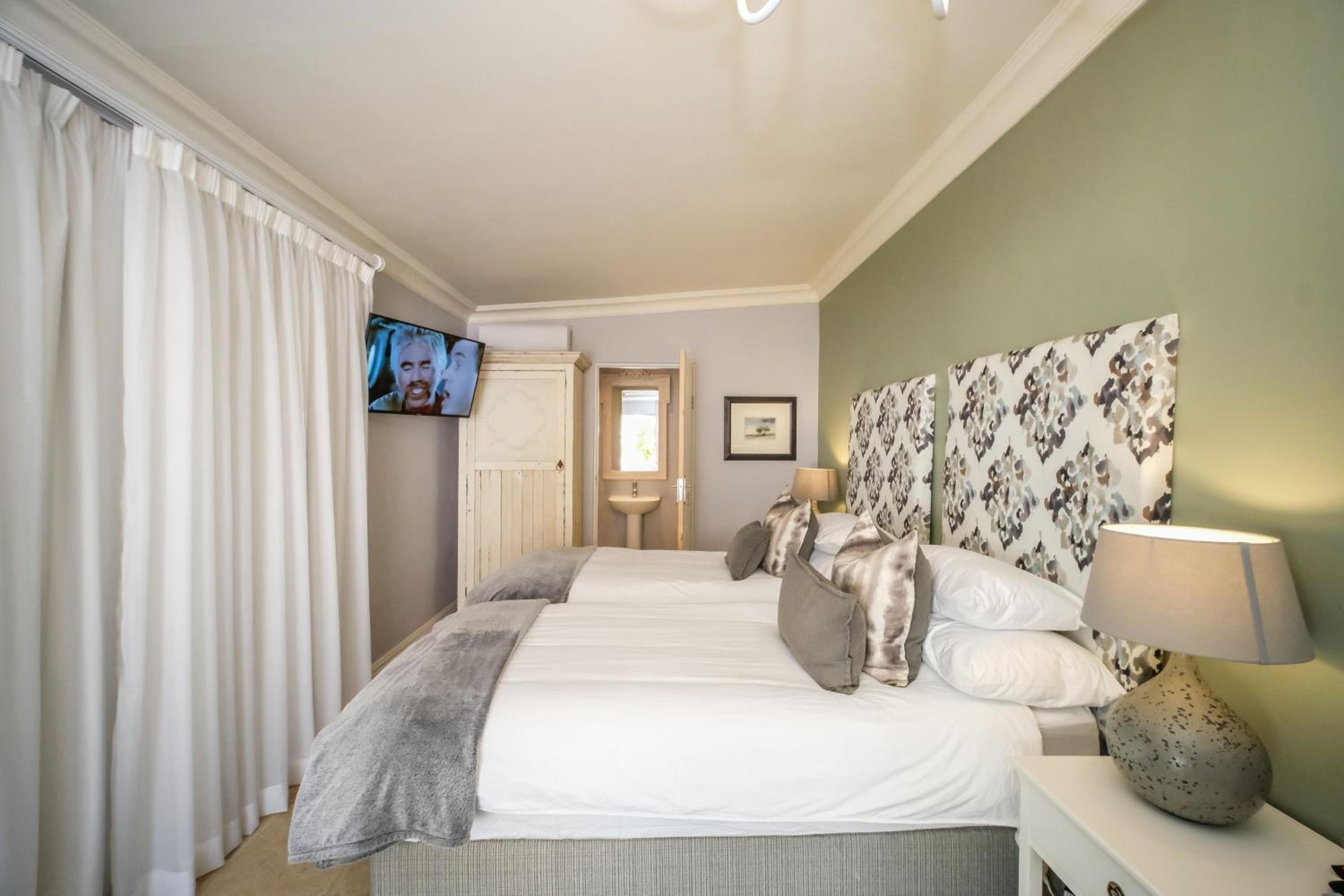 Deluxe Double or Twin Room with Pool View - Photo 5