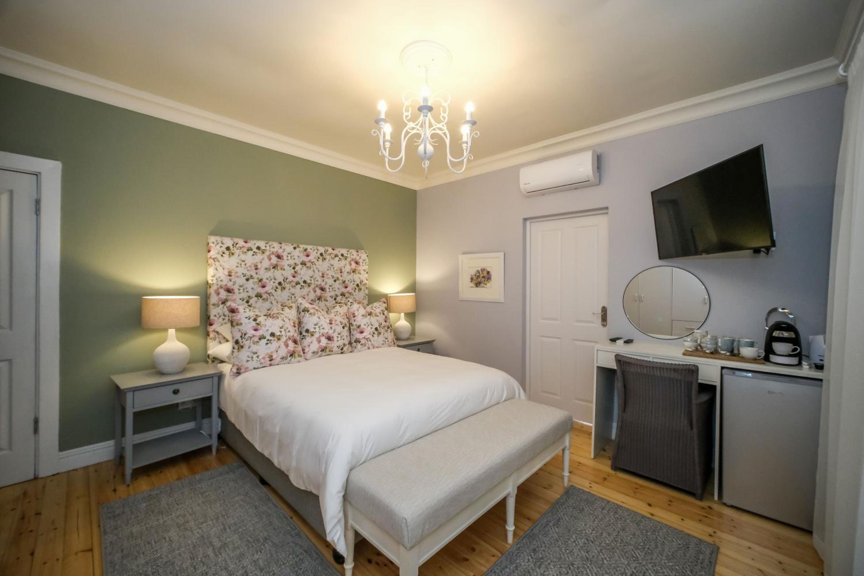Double Room with Private Bathroom - Photo 2