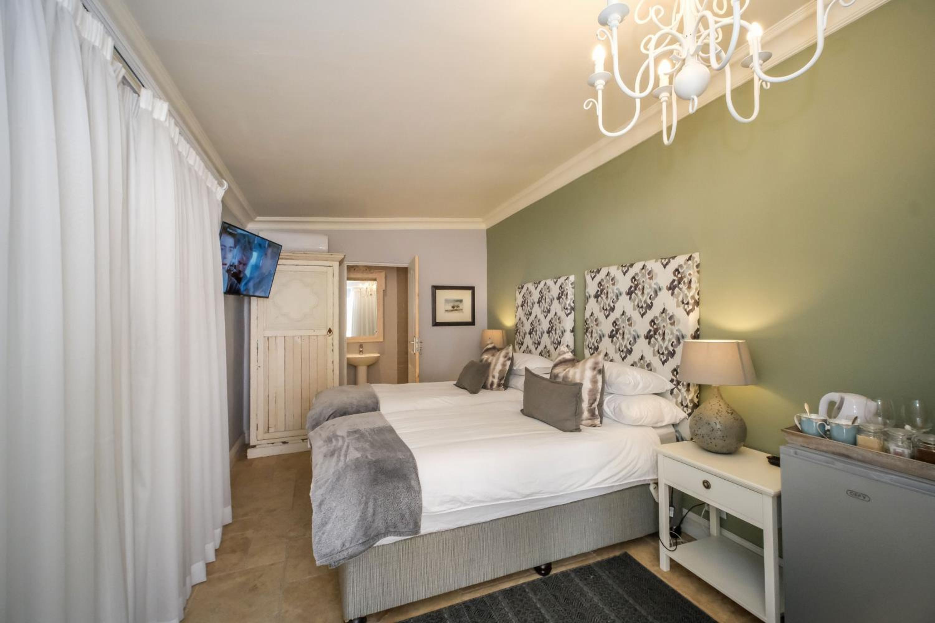 Deluxe Double or Twin Room with Pool View - Photo 7