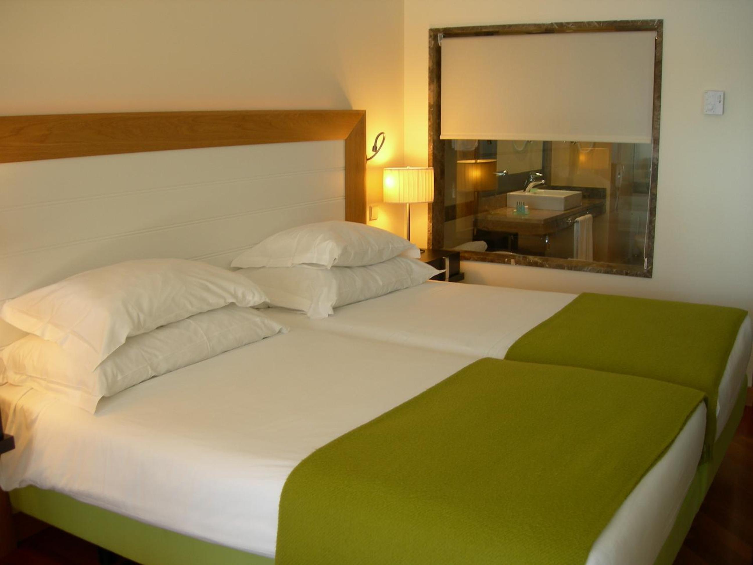 Superior Twin Room with Sea View - Photo 8