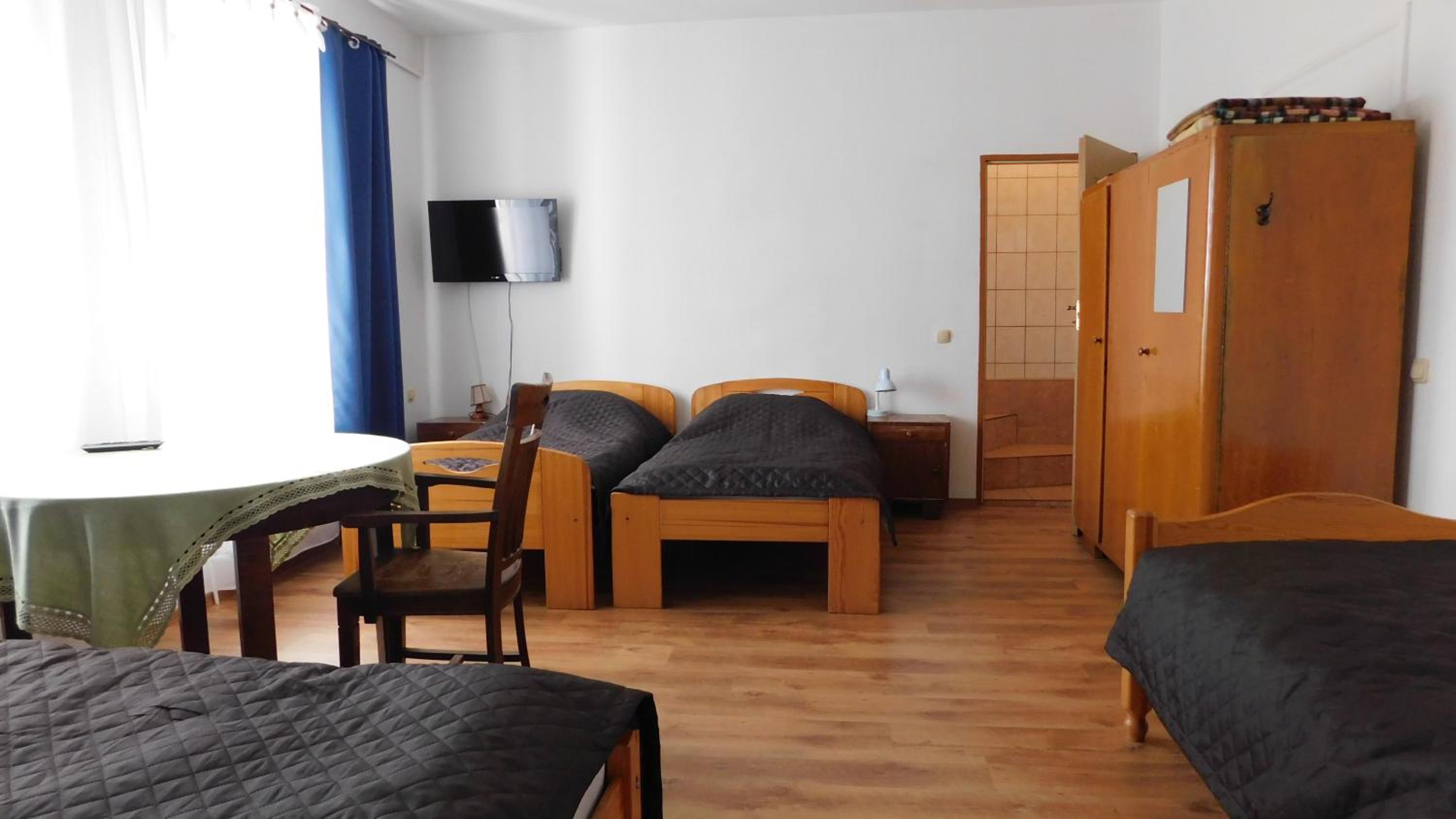 Quadruple Room with Bathroom - Photo 2
