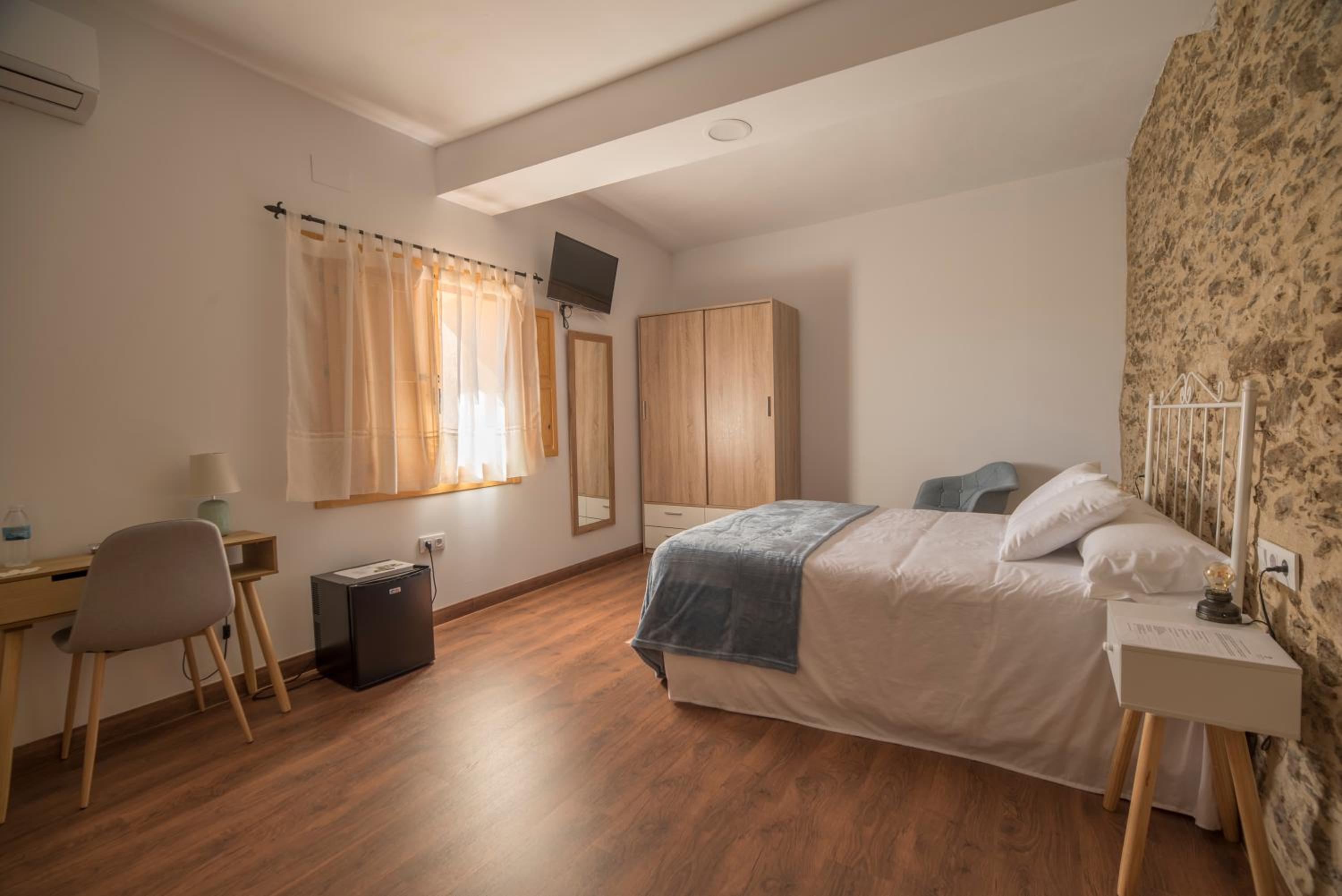 Small Double Room - Photo 3