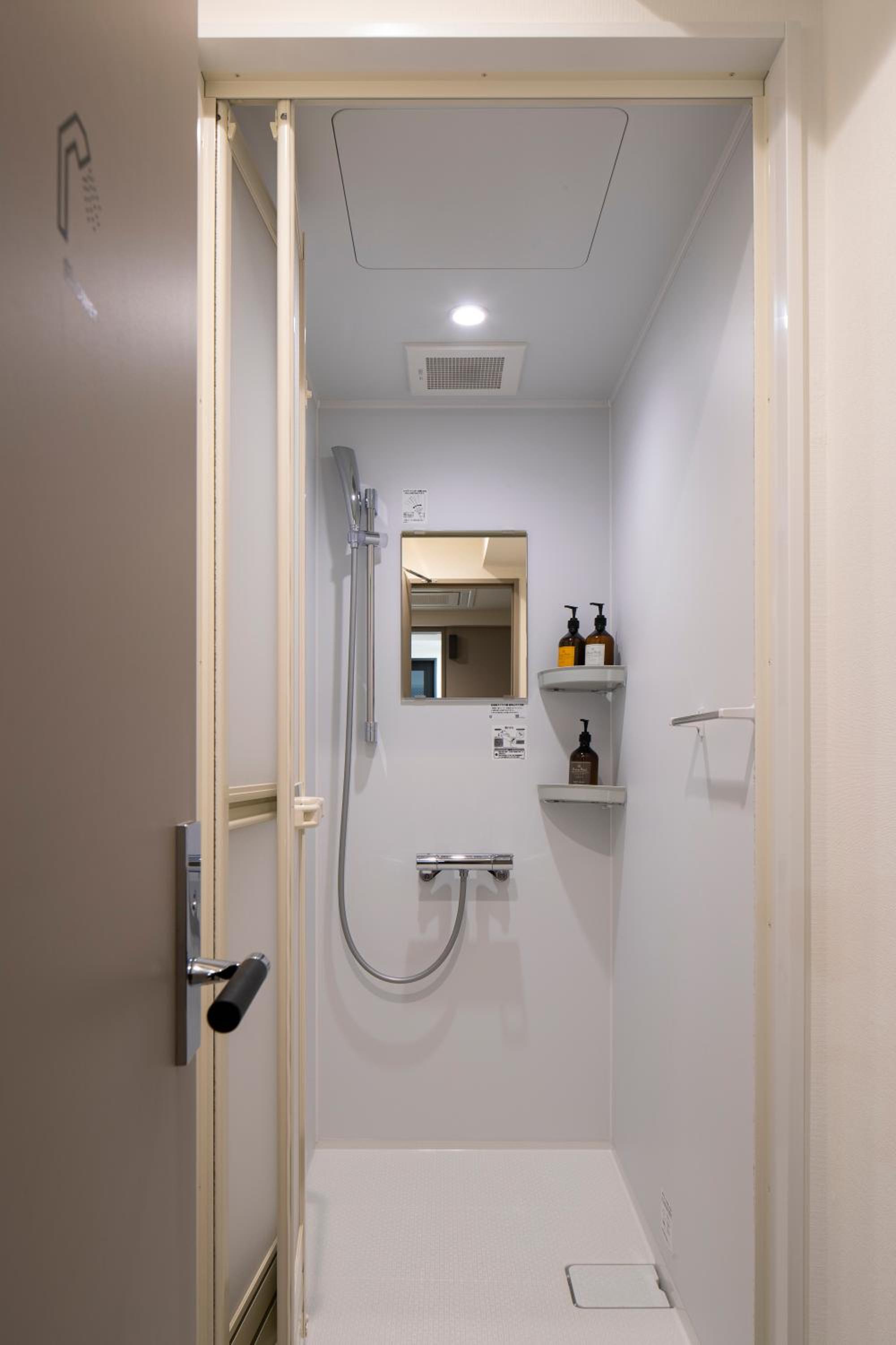 Family Room with Shared Bathroom photo 3