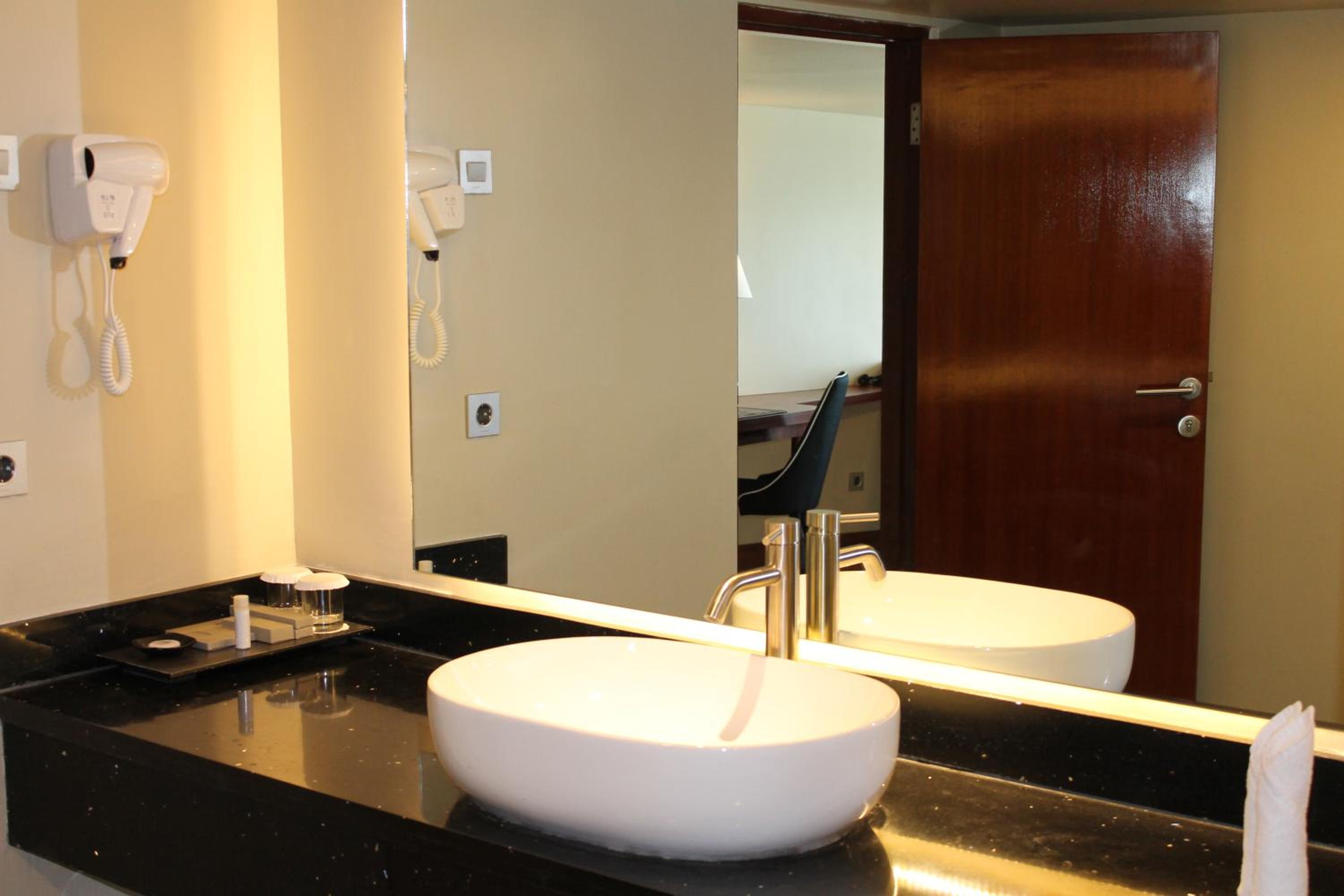 Deluxe Plus Double or Twin Room - Photo 2