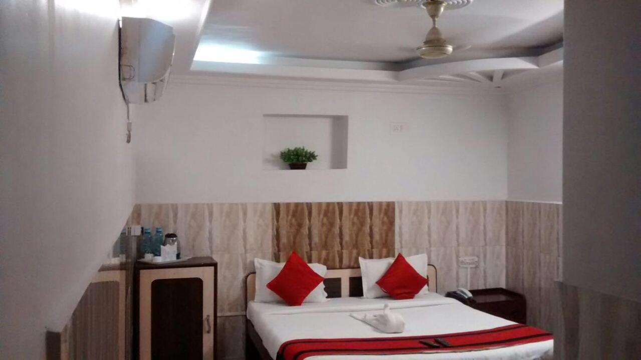 Deluxe Double Room (2 Adults + 1 Child) - Indian nationals only