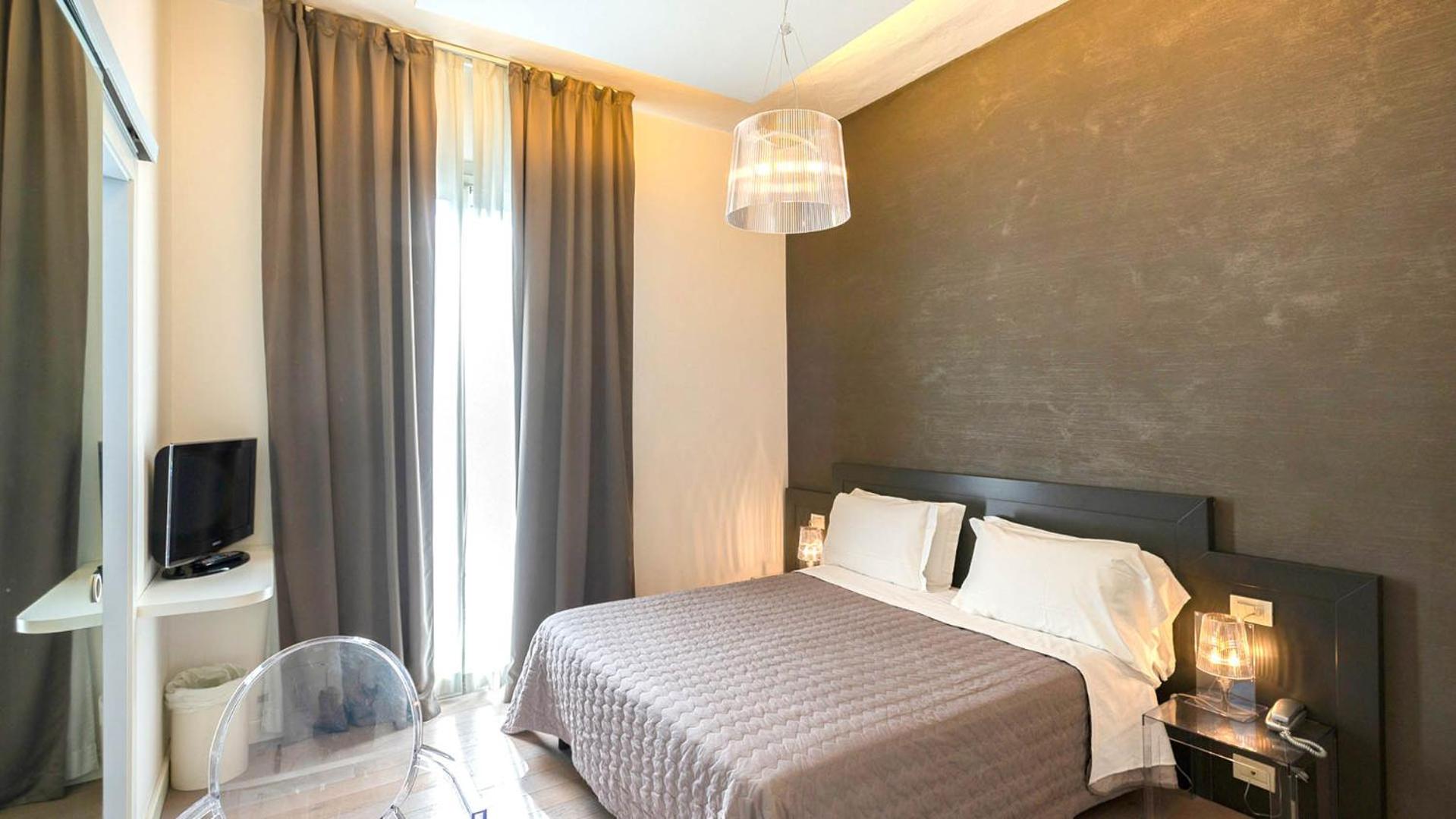 Double Room with Balcony - Photo 6