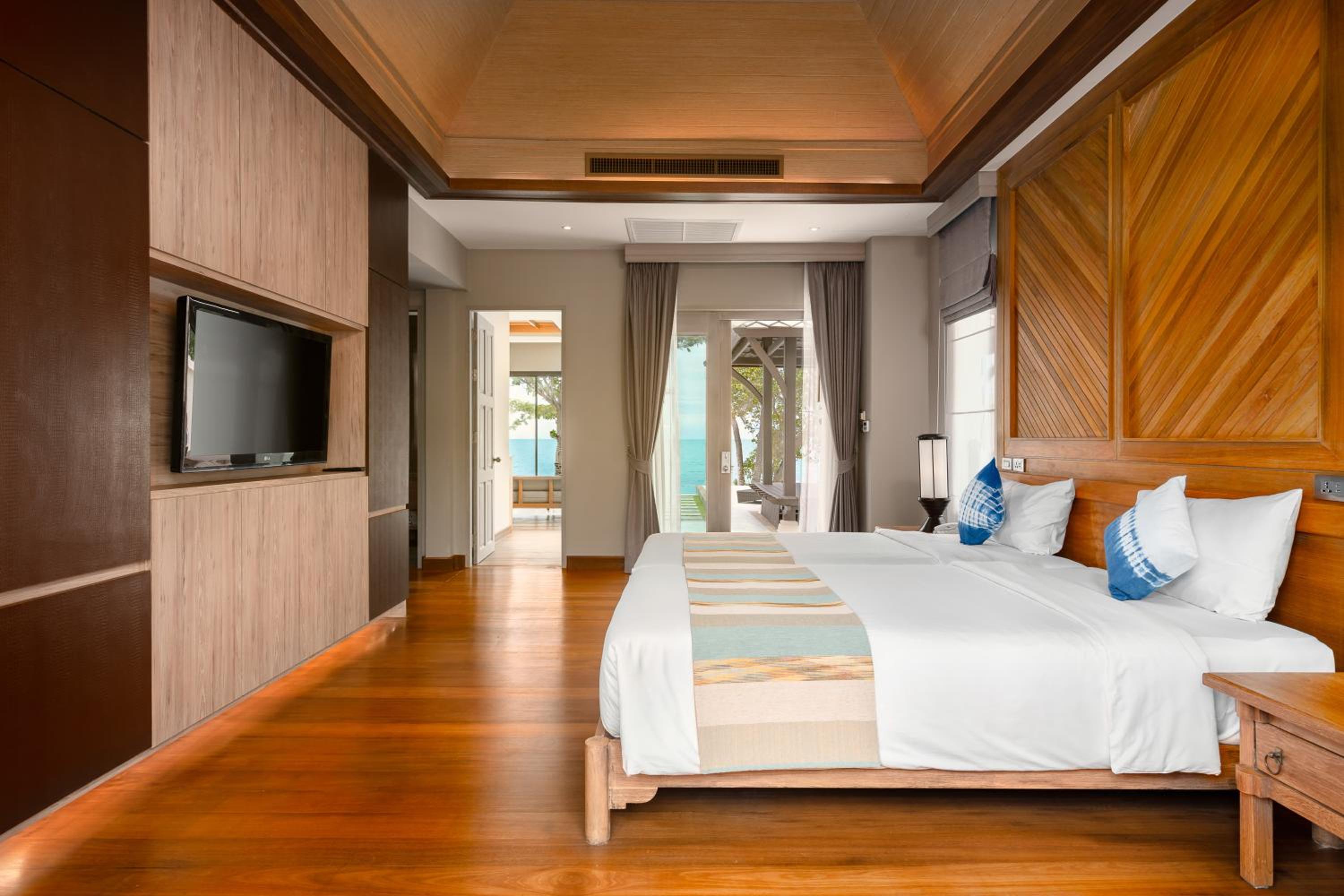 2 Bedrooms Beachfront Pool Villa