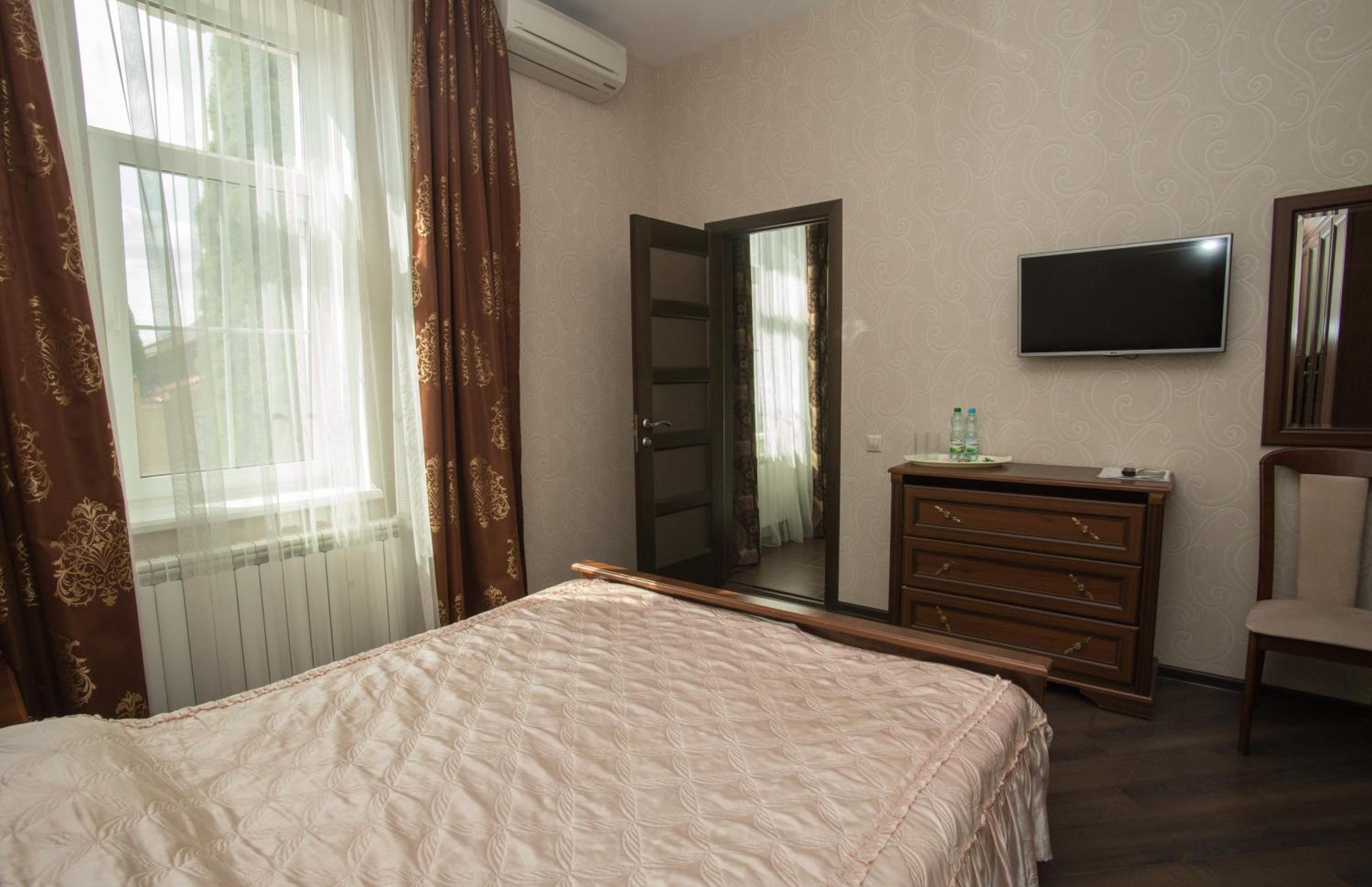 Budget Double Room photo 3