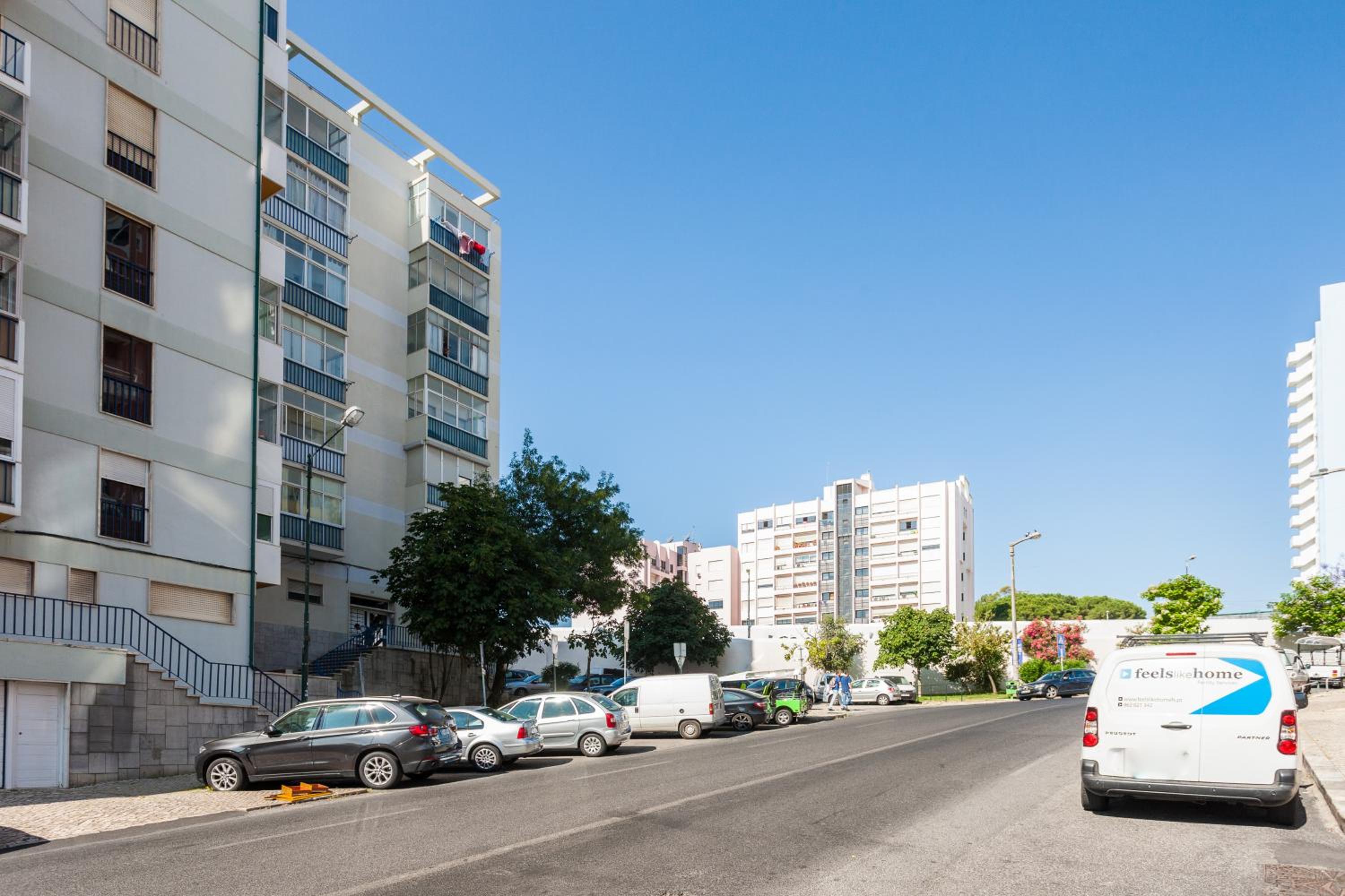 Apartment with Balcony - Photo 2