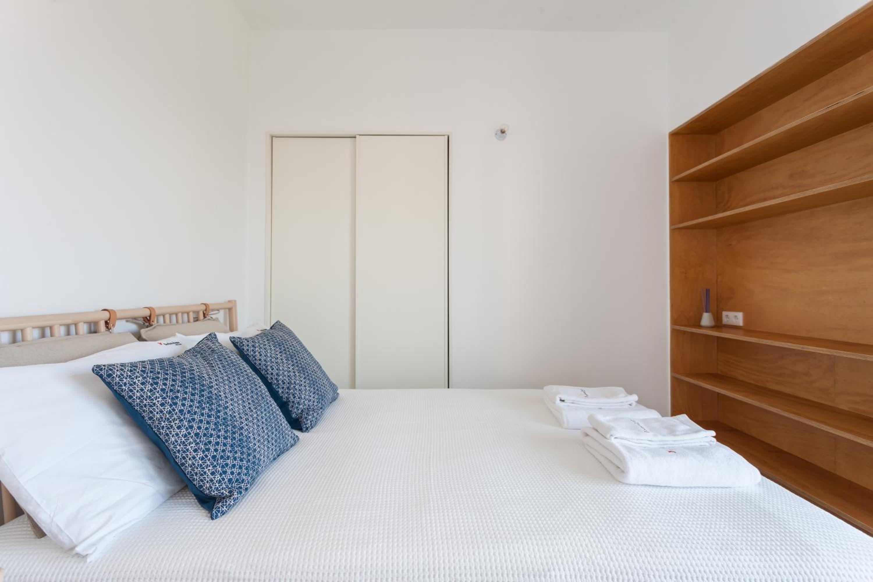 Apartment with Balcony - Photo 4