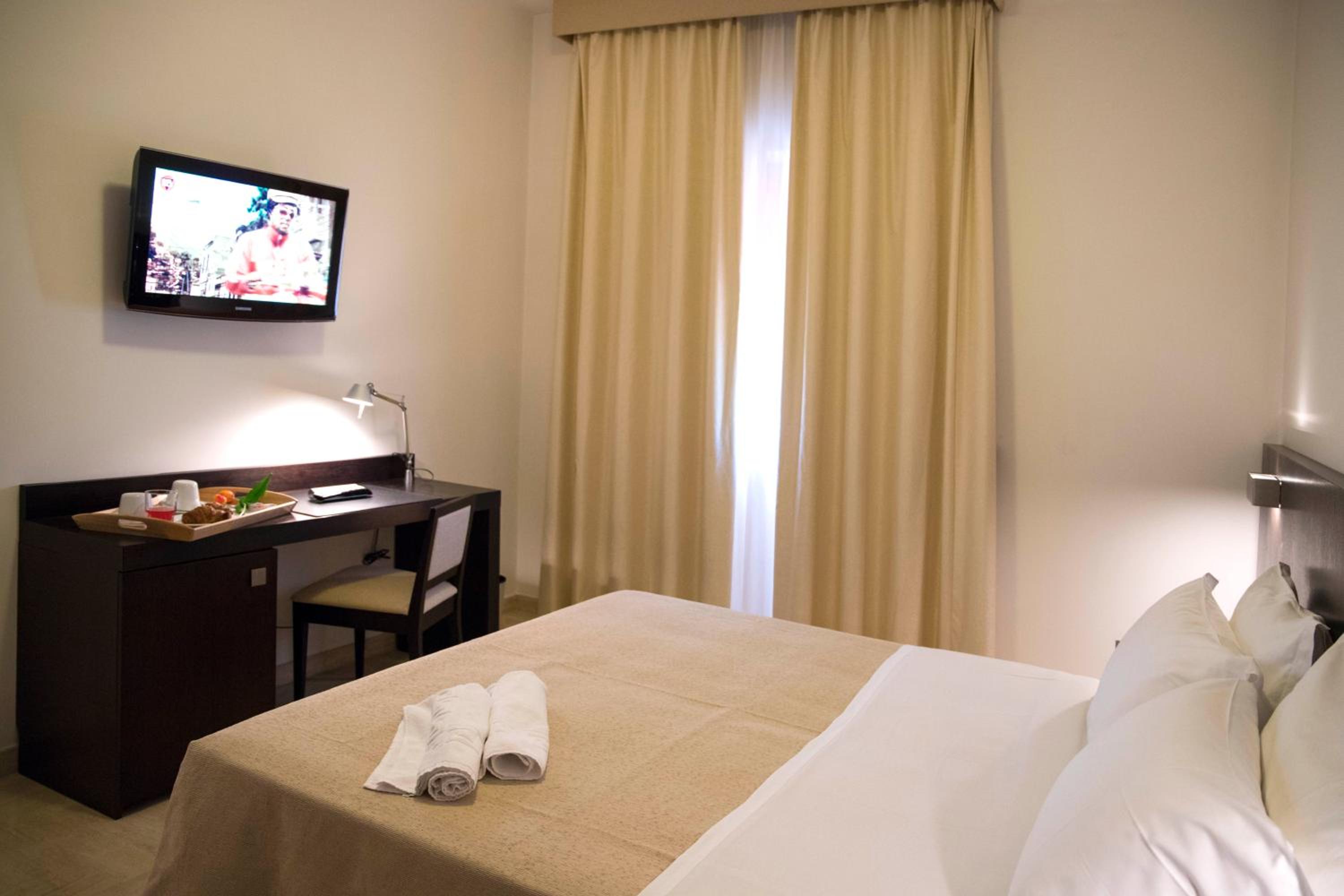 Double or Twin Room - Photo 11