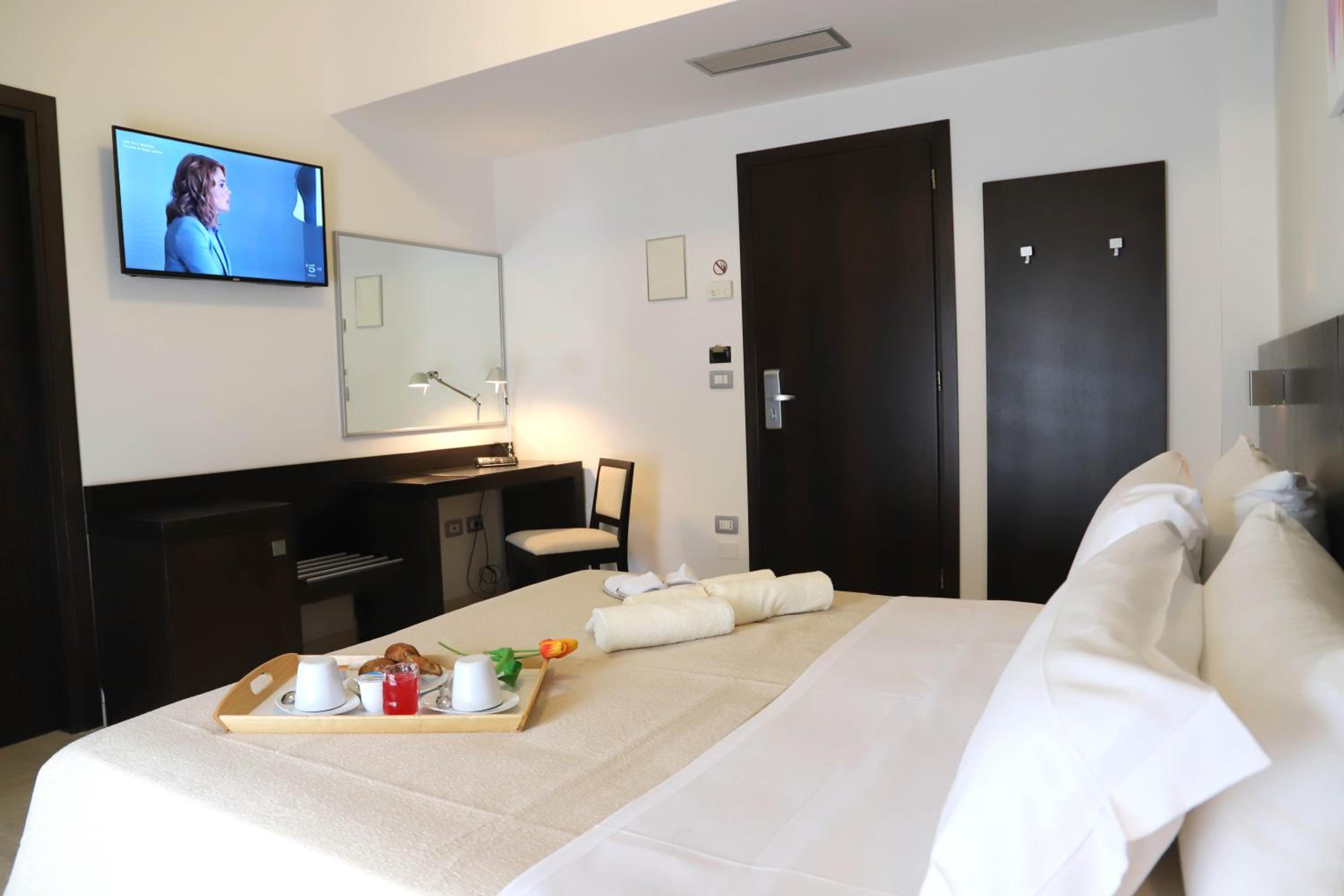 Double or Twin Room - Photo 15