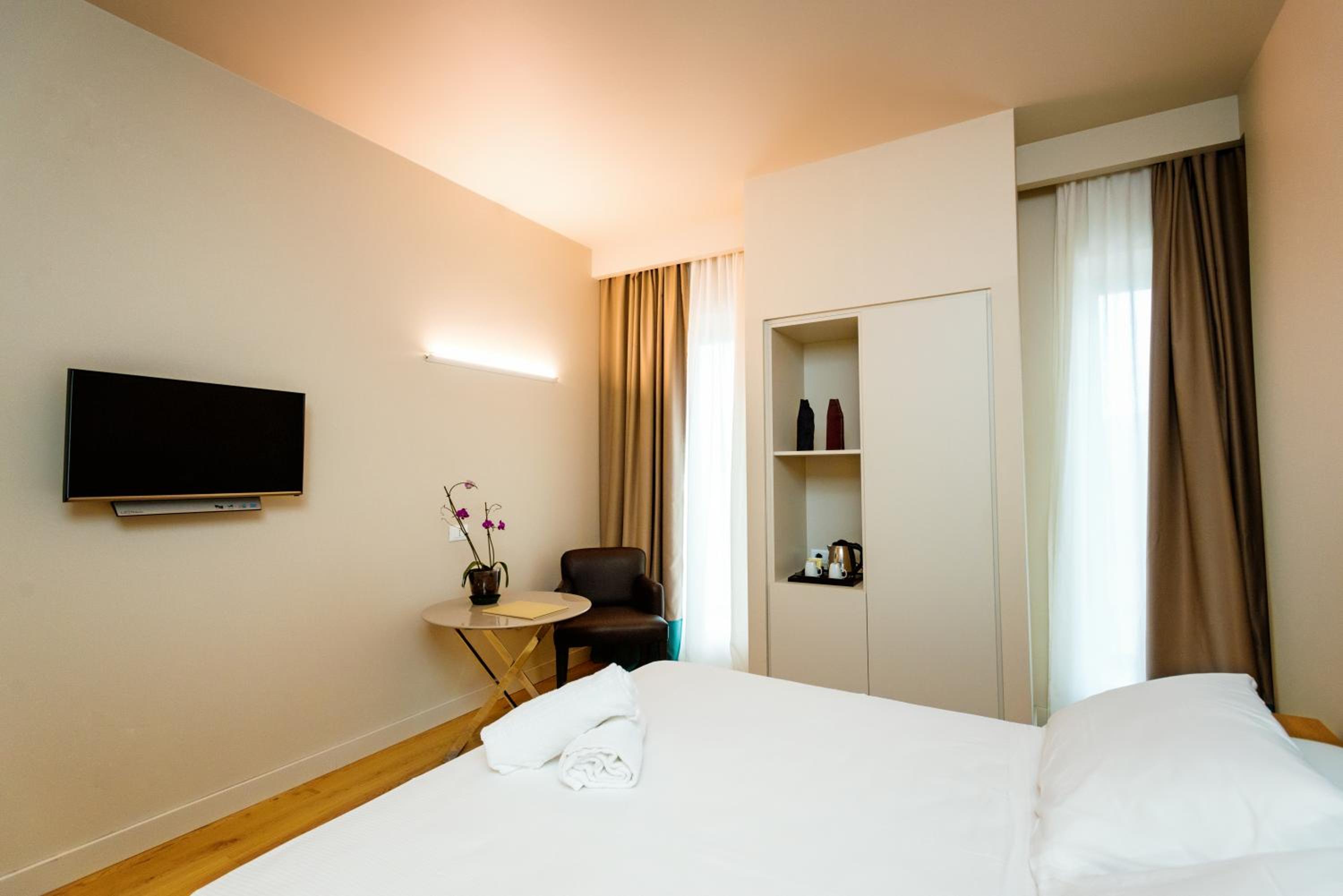 Standard Double Room - Photo 3
