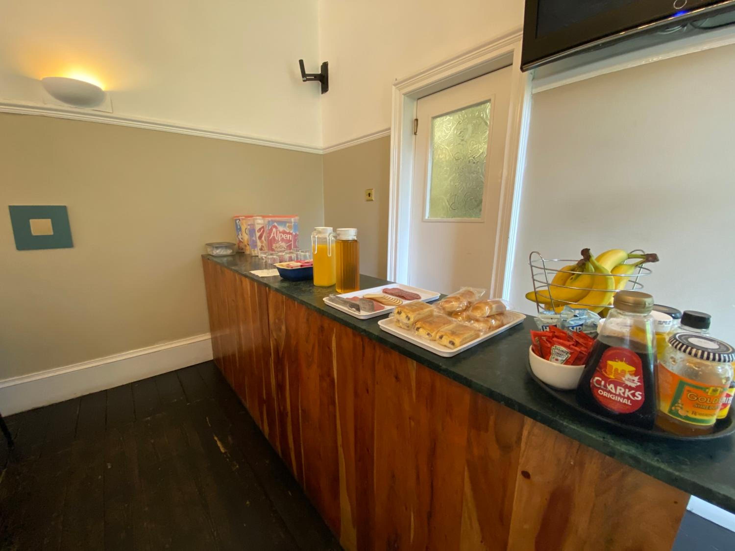Standard King Room - Photo 11