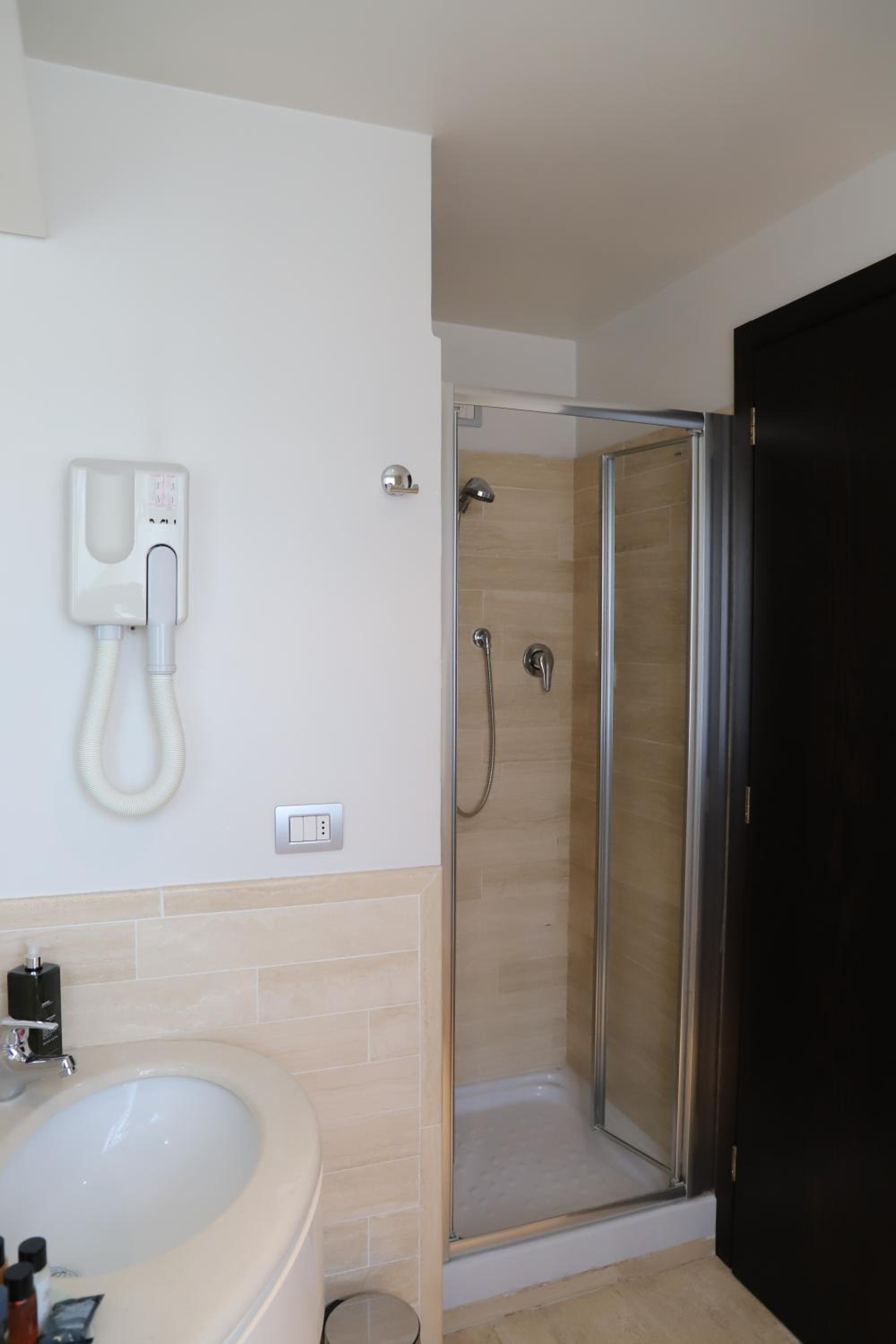Double or Twin Room - Photo 9