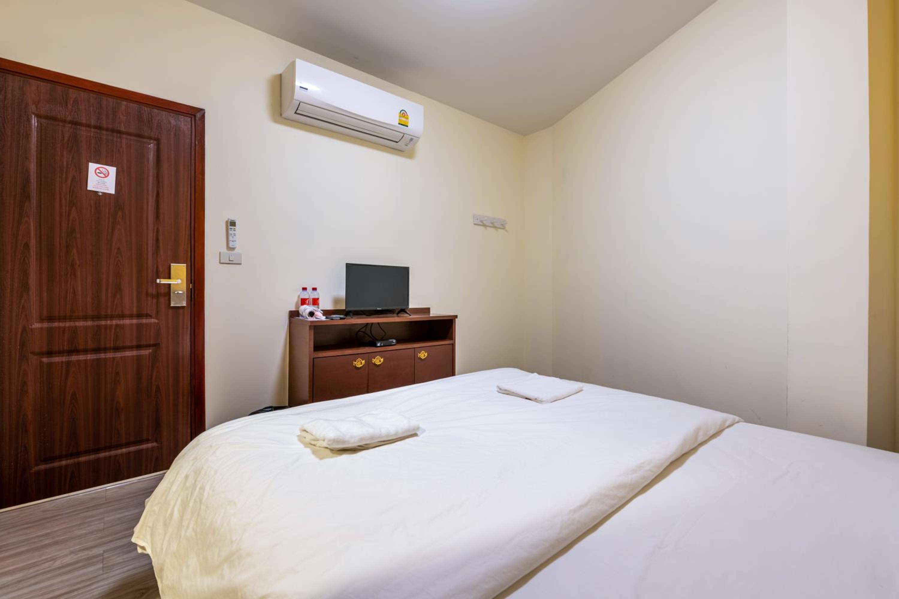 Double Room No Window with Private Bathroom photo 2