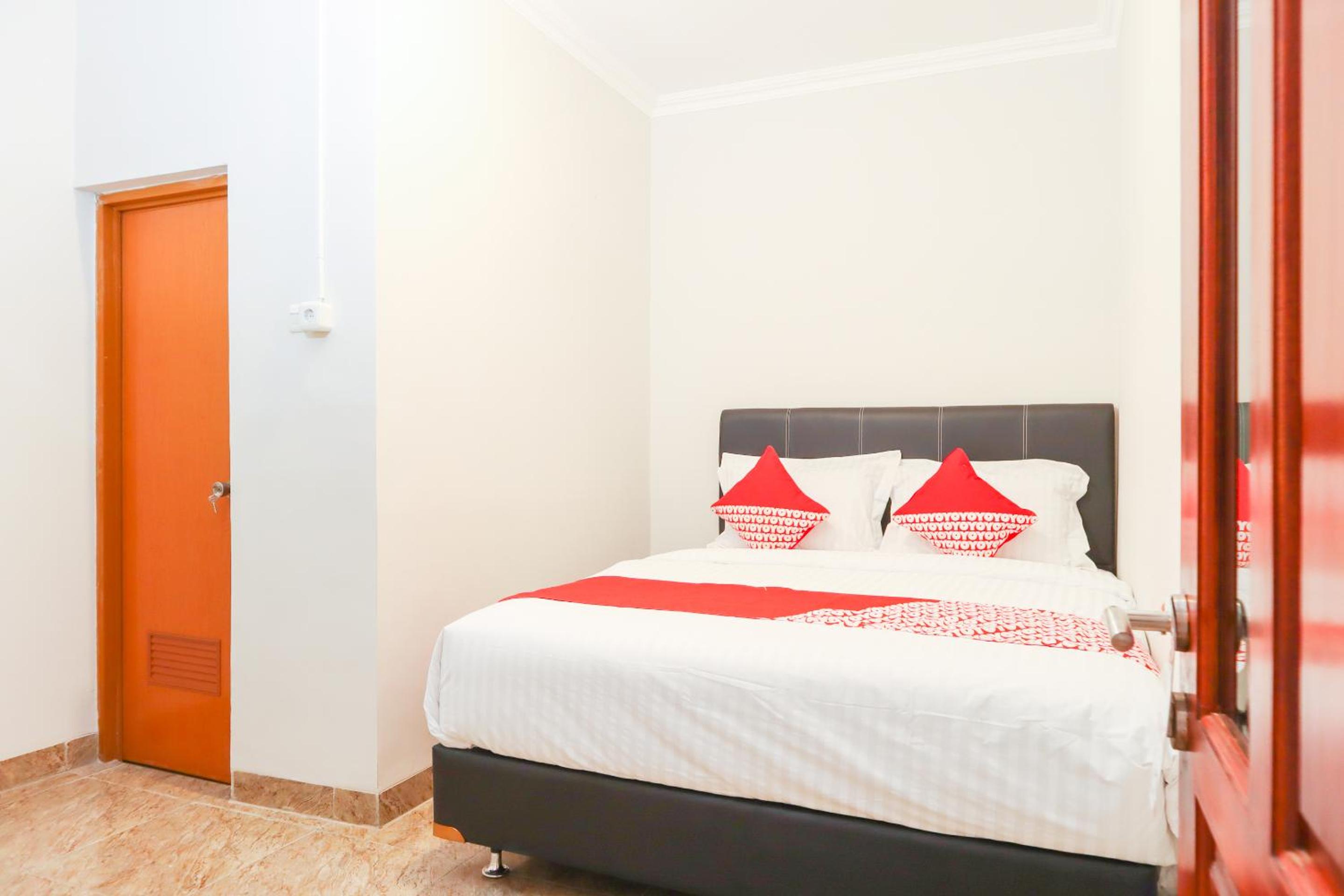Standard Double Room - Photo 8