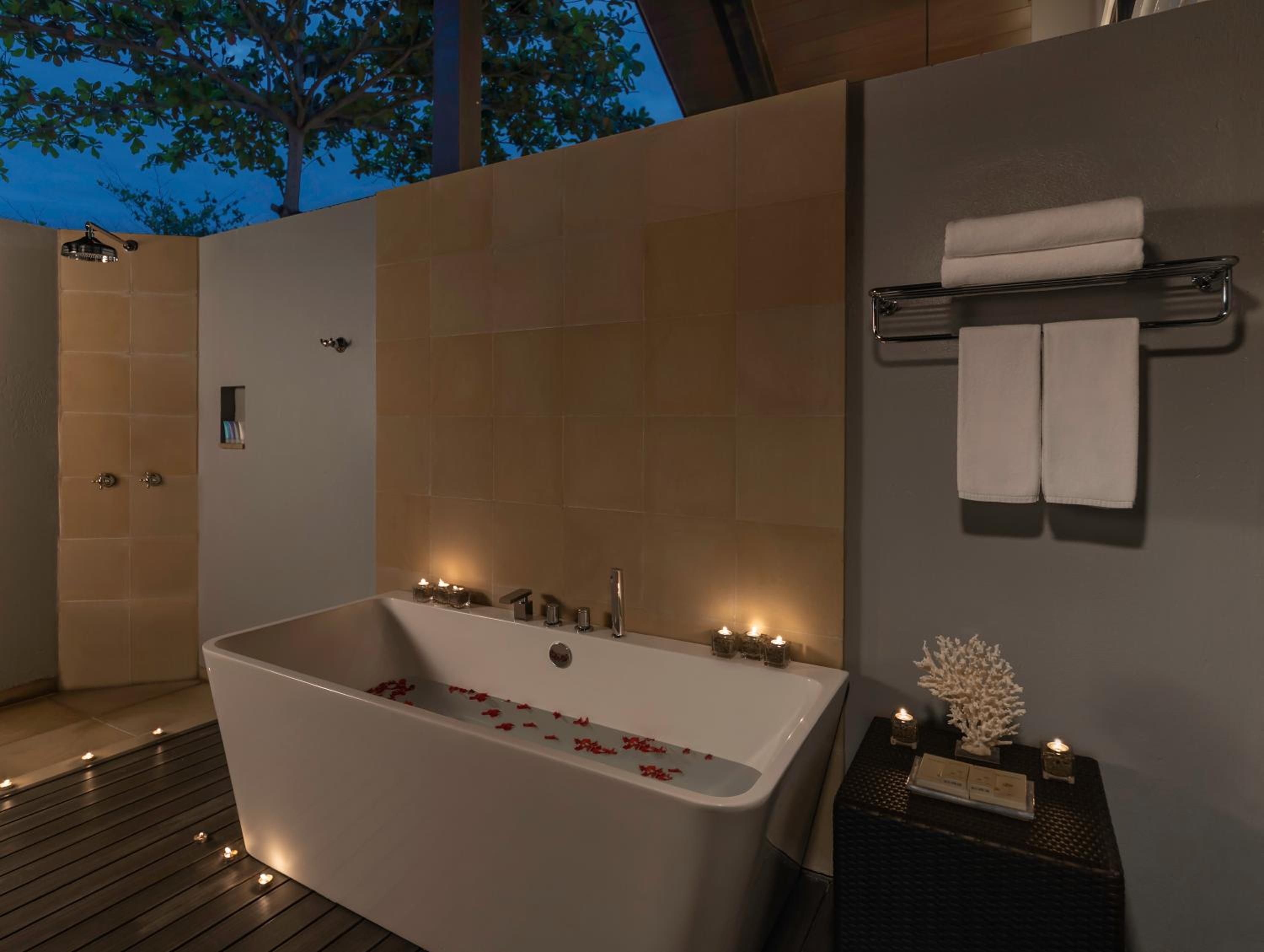 One Bedroom Ocean Suite with Pool - Photo 7