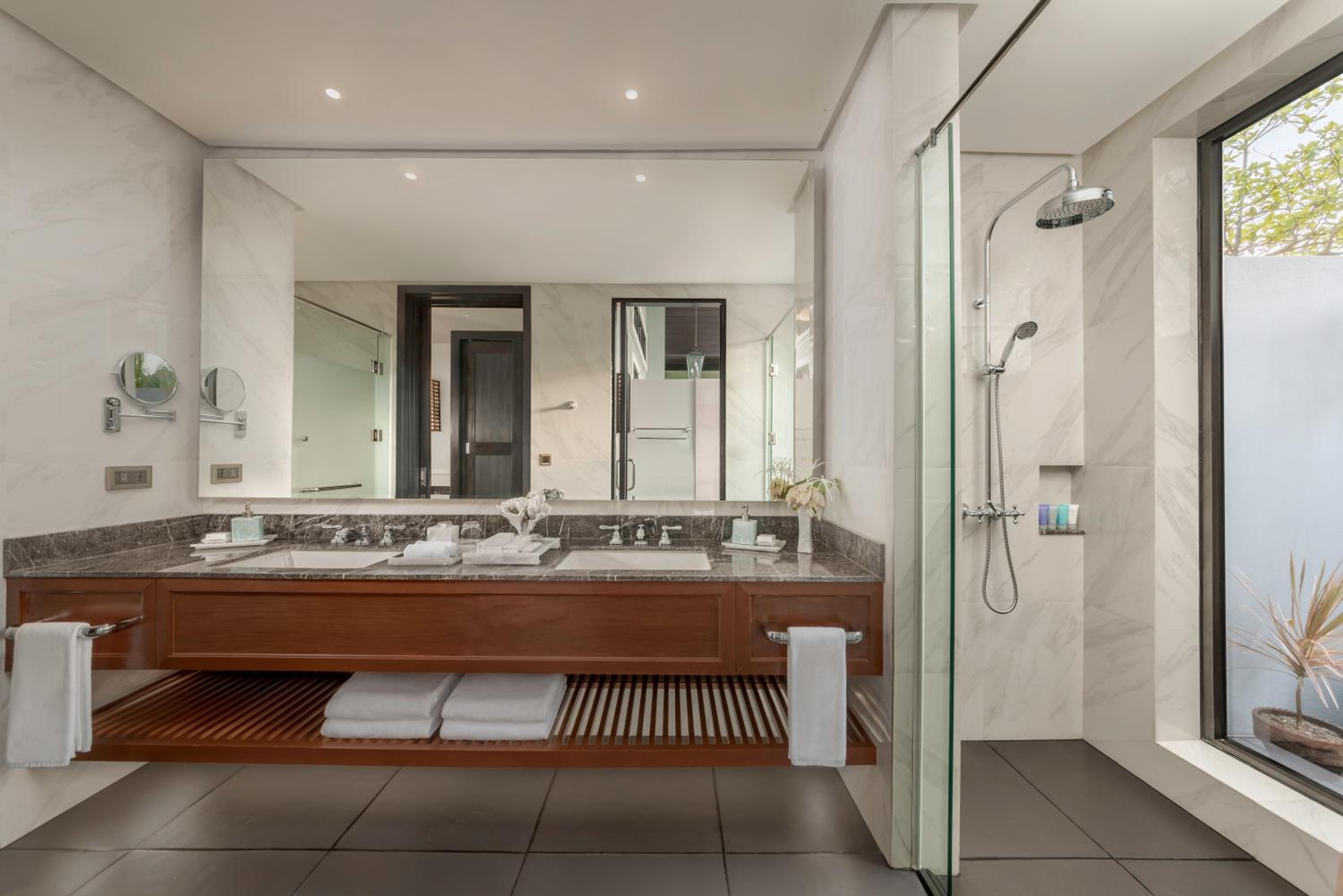 One Bedroom Ocean Suite with Pool - Photo 6