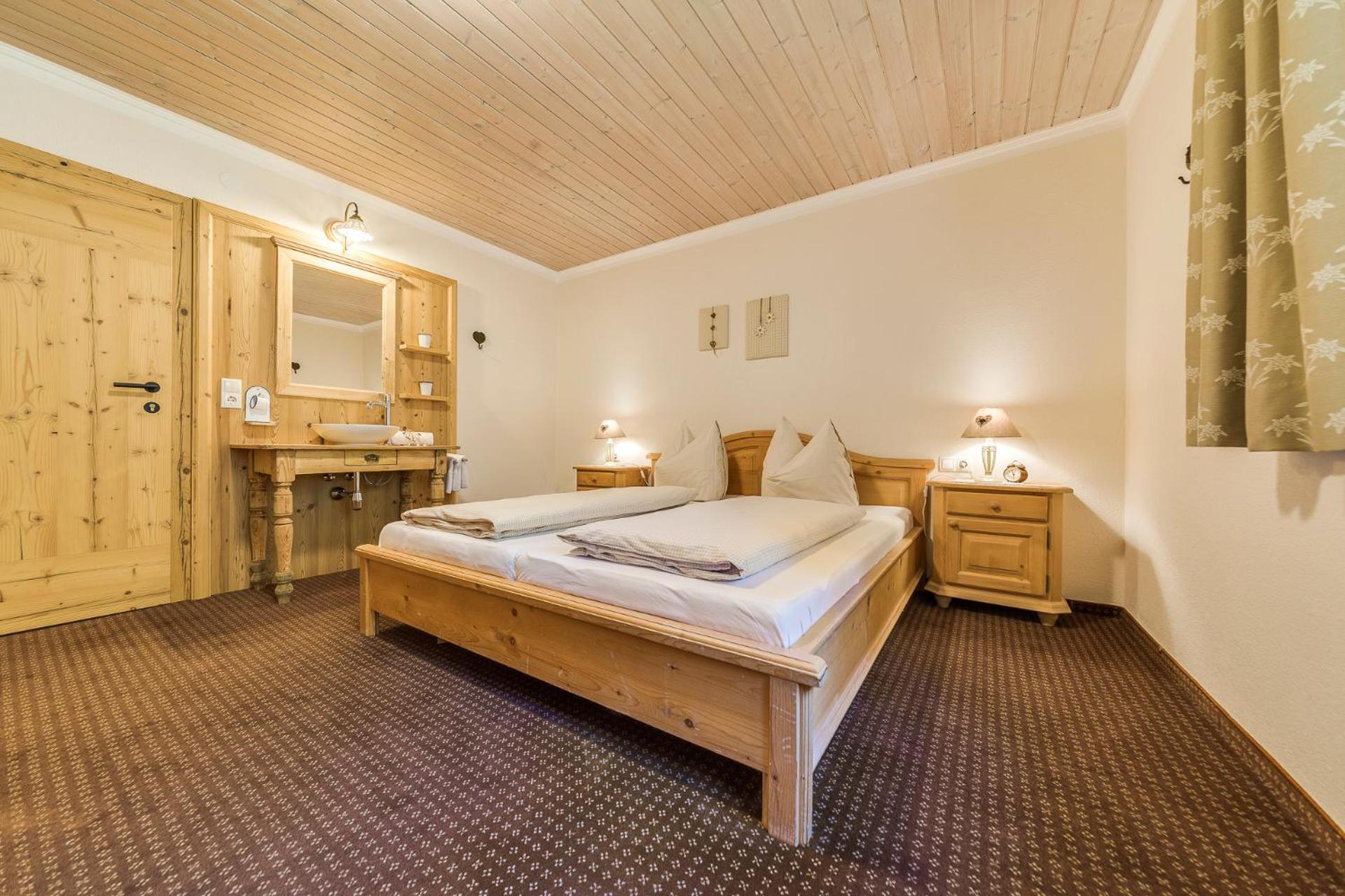 Seven-Bedroom House photo 2