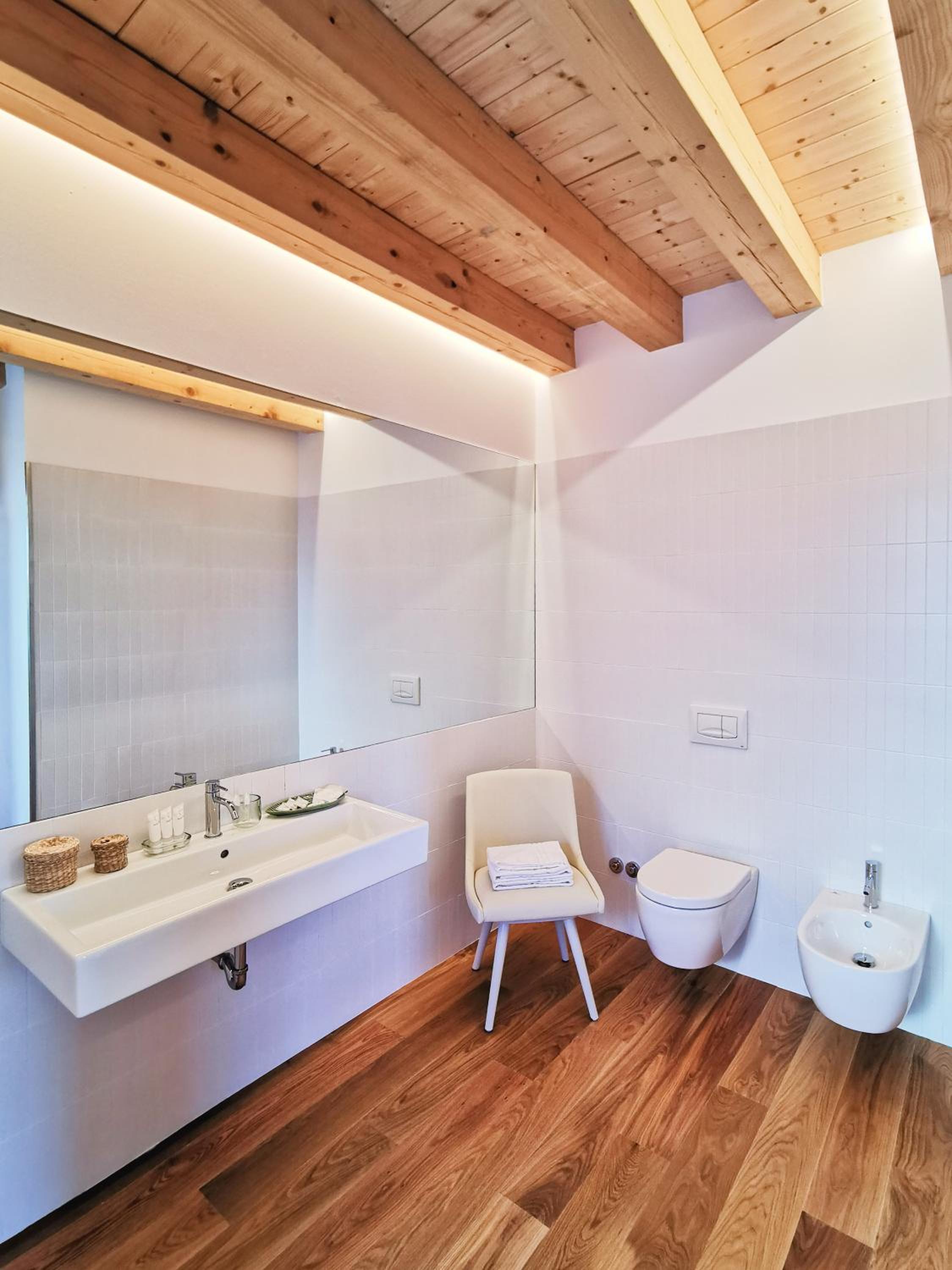 Superior Suite - Photo 8