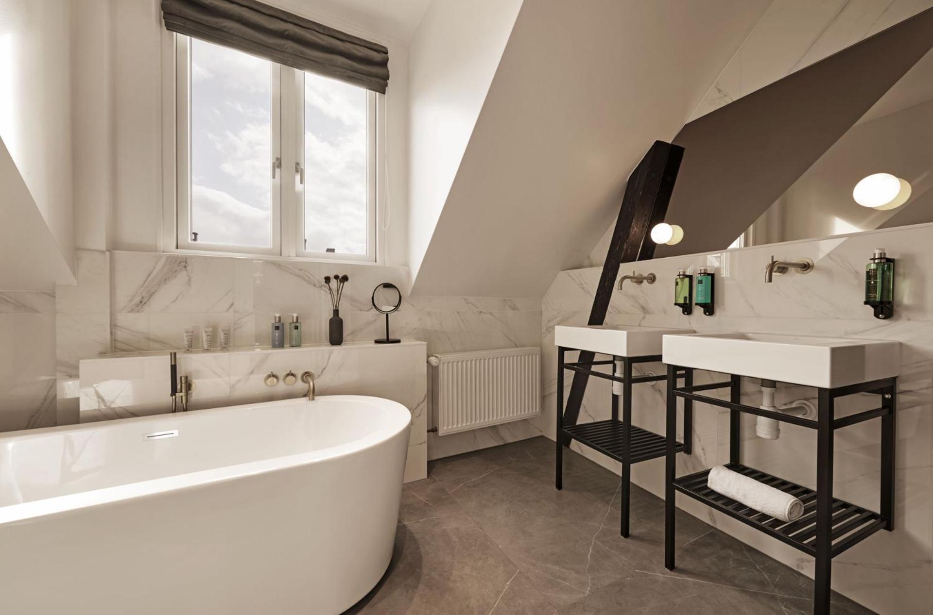 Signature Suite - Photo 2