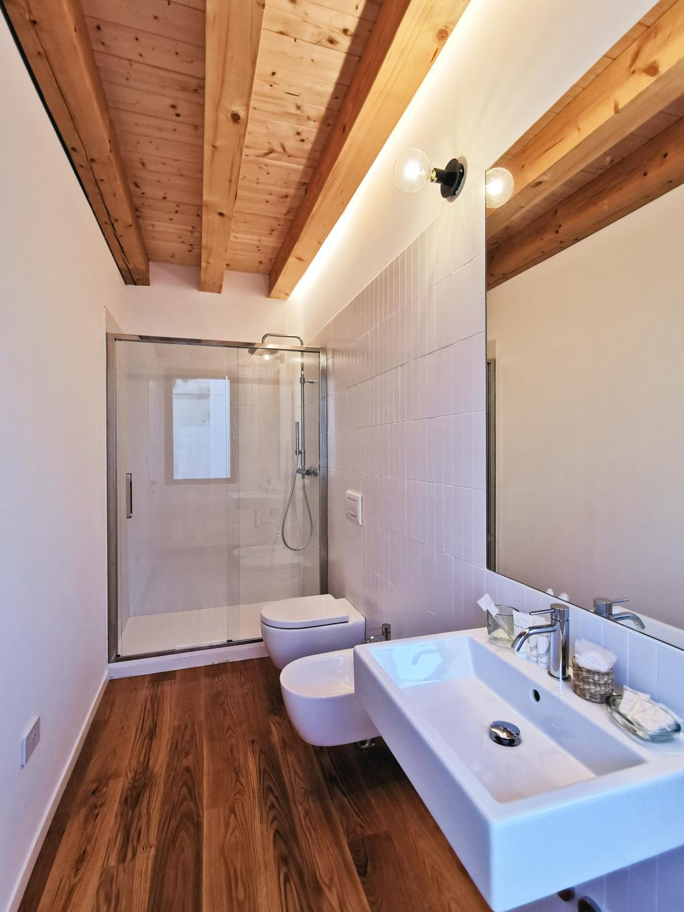 Suite - Photo 2