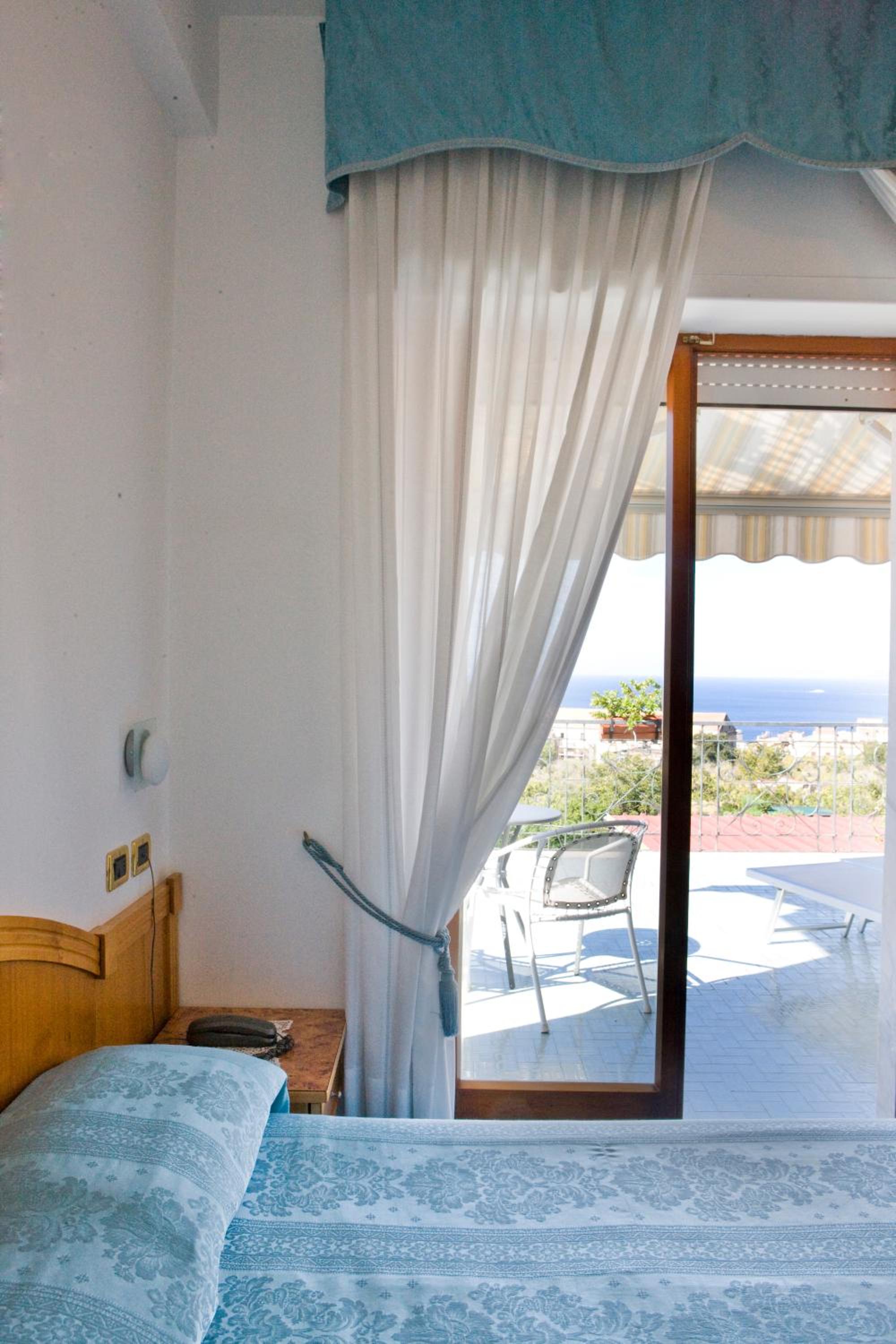 Double Room with Sea View - Photo 6