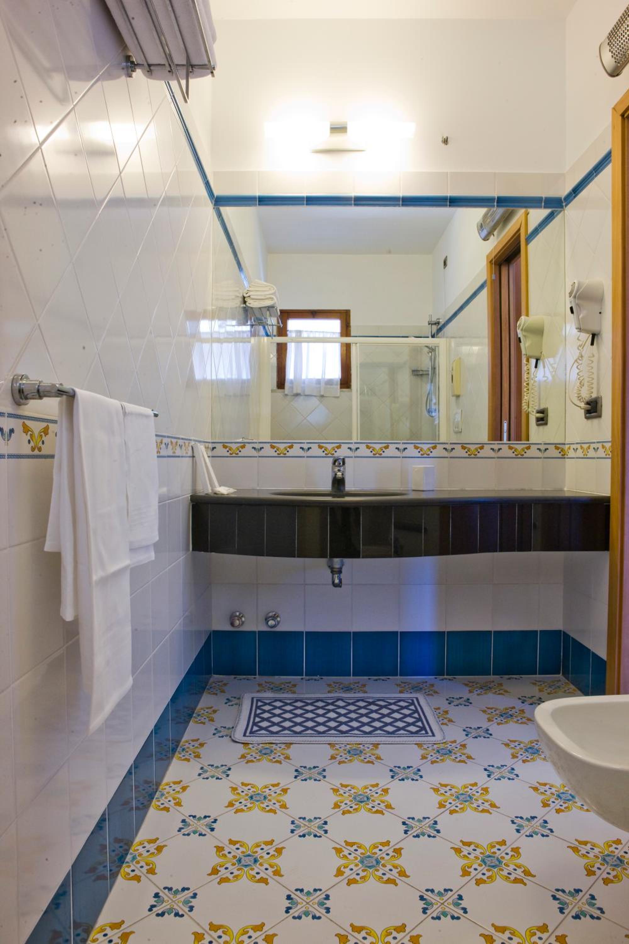 Double Room with Sea View - Photo 8