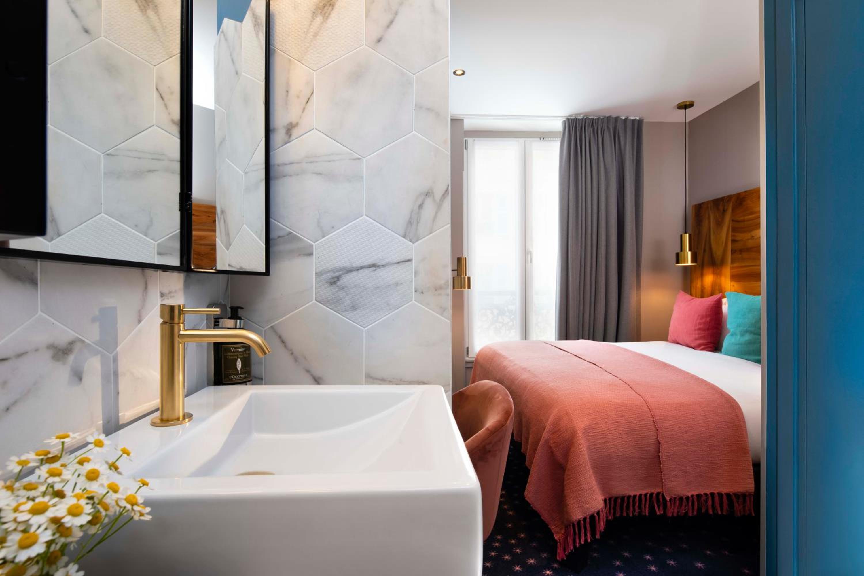 Standard Double Room thumbnail 5