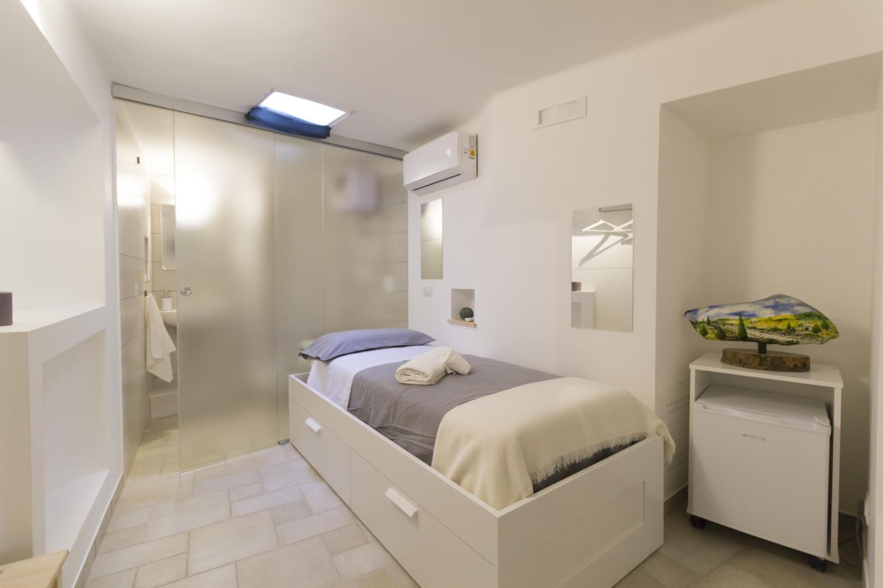 Single Room photo 3