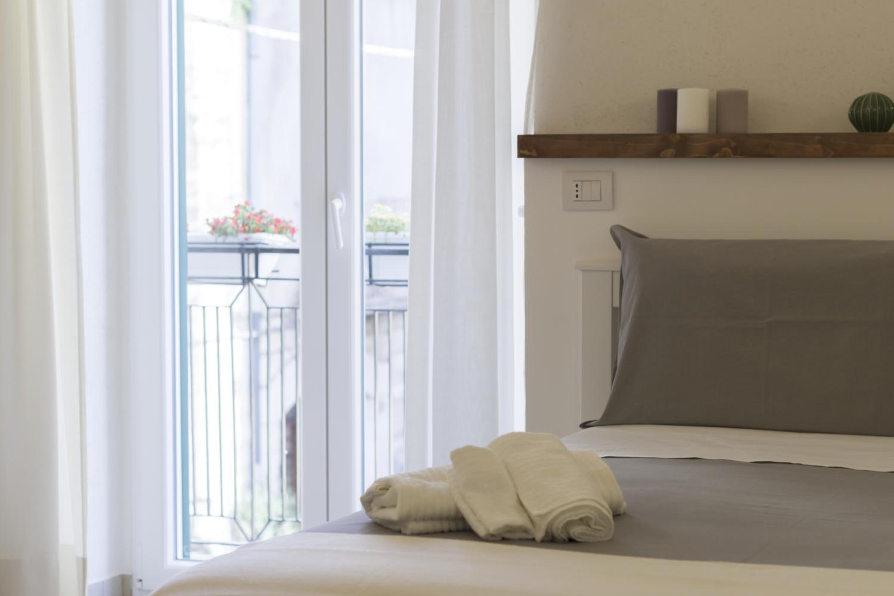Double Room with Balcony - Photo 8