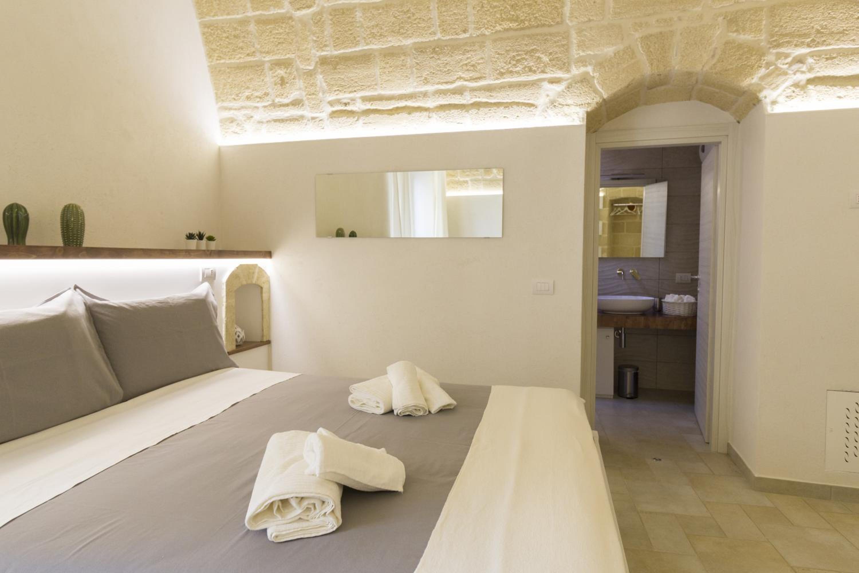 Double Room with Balcony - Photo 11