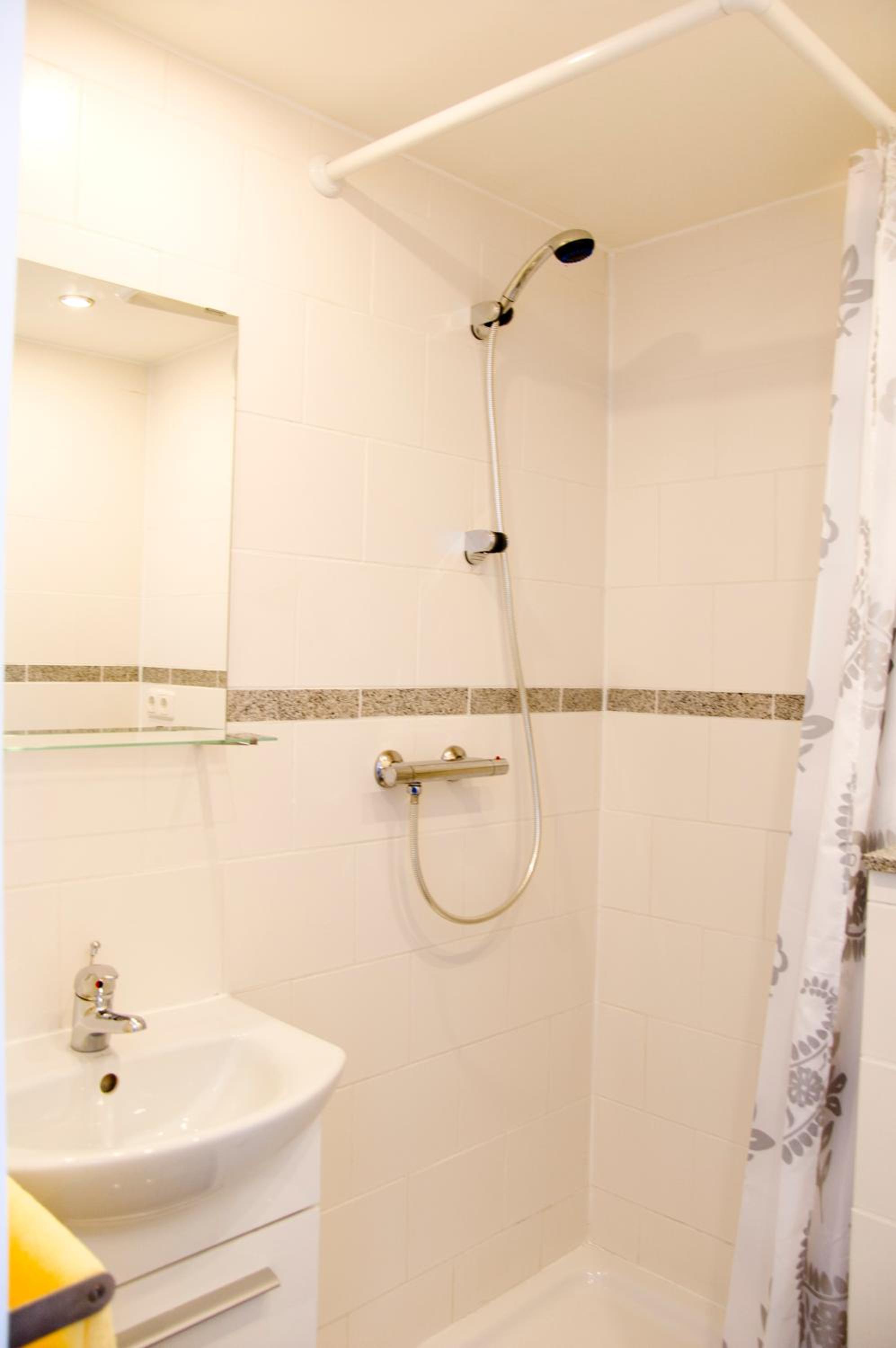Standard Twin Room - Photo 2
