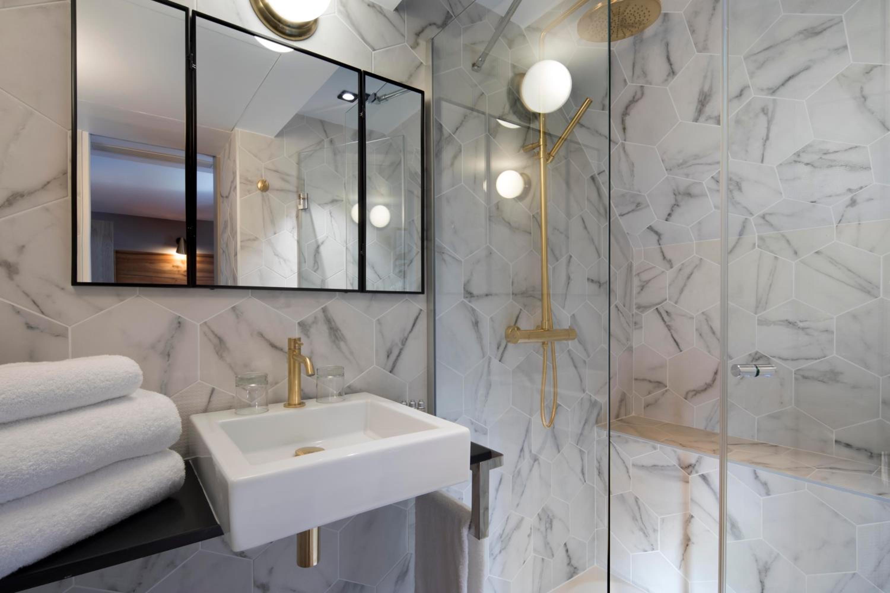 Superior Double Room thumbnail 6