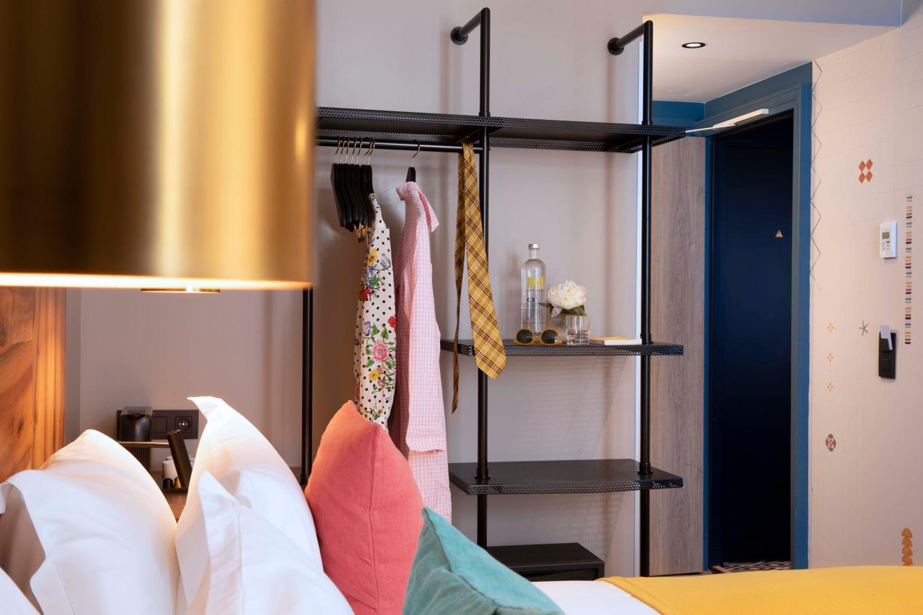 Deluxe Room thumbnail 5