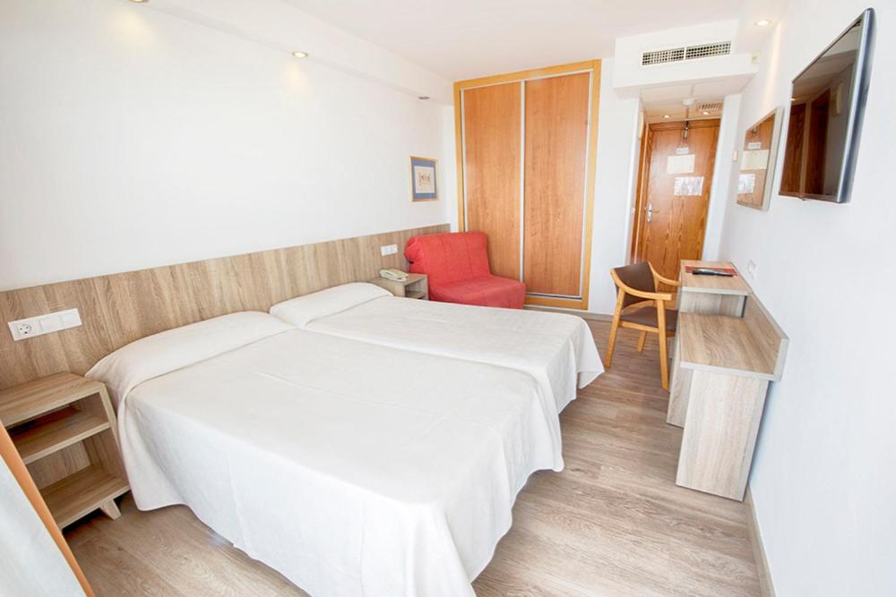 Double or Twin Room with Sea View photo 3