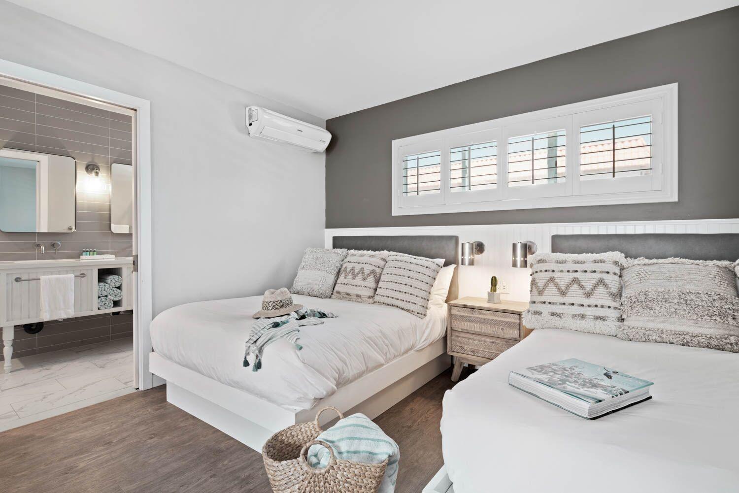 Deluxe Double Room with Side Sea View - Photo 1