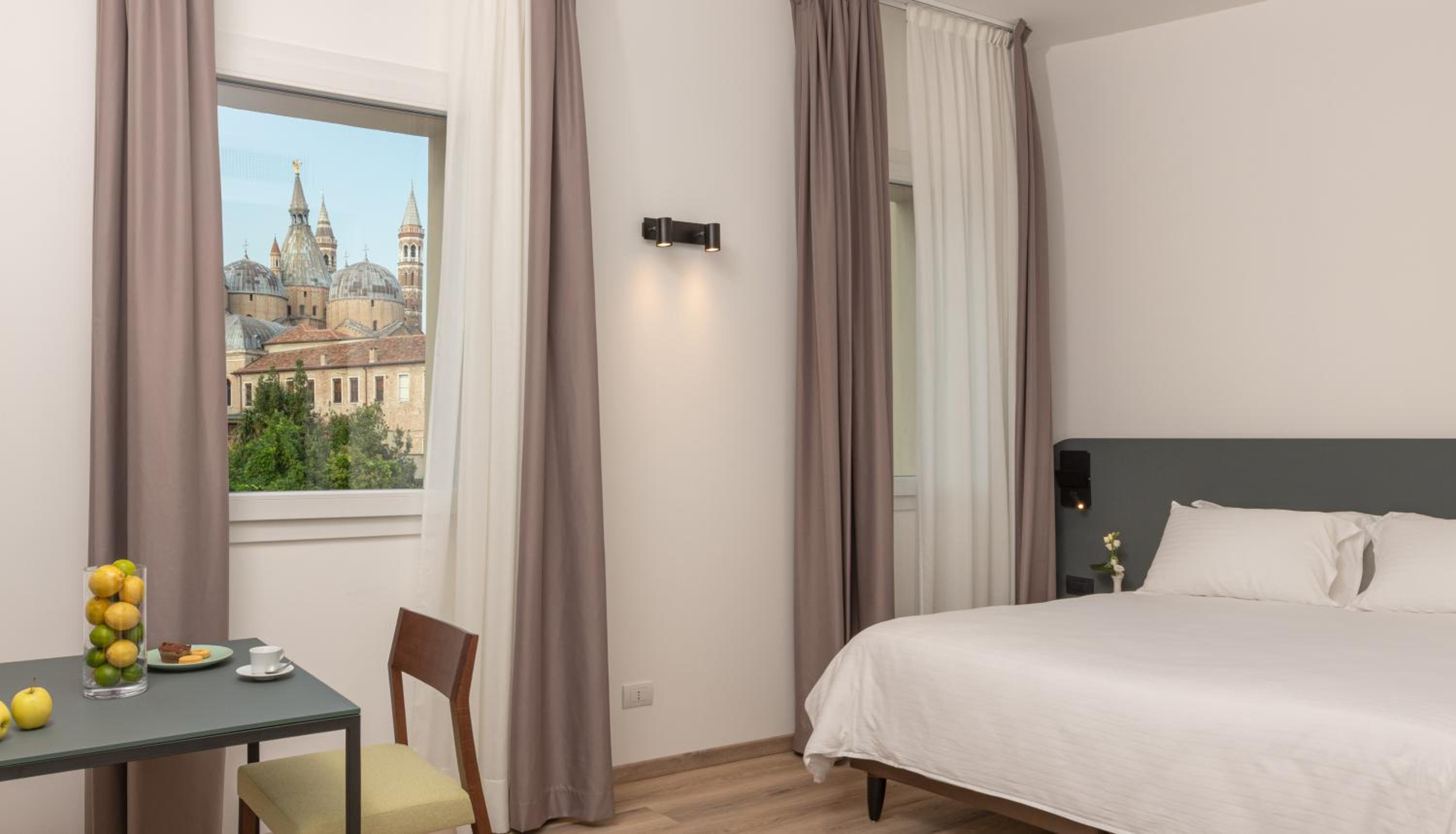 Double or Twin Room with Panoramic View - Photo 9
