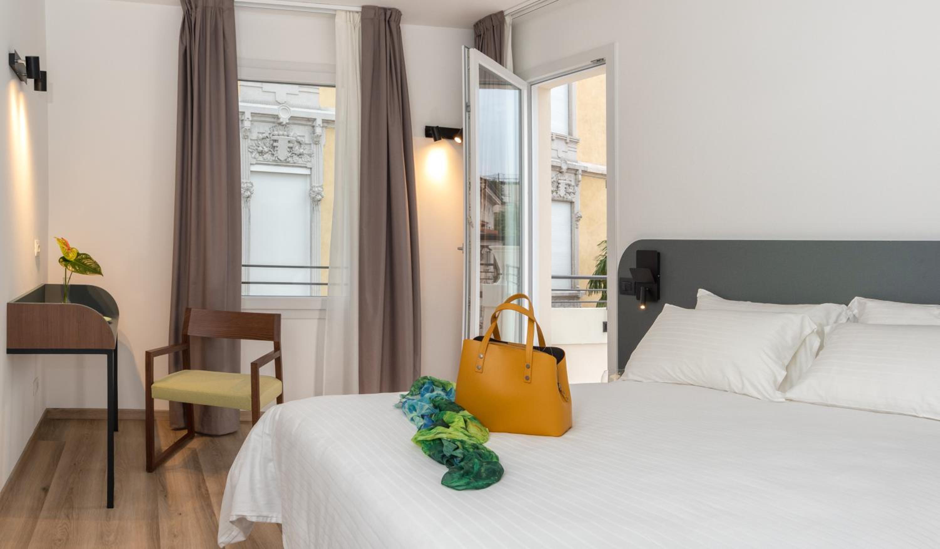 Double or Twin Room with Panoramic View - Photo 4