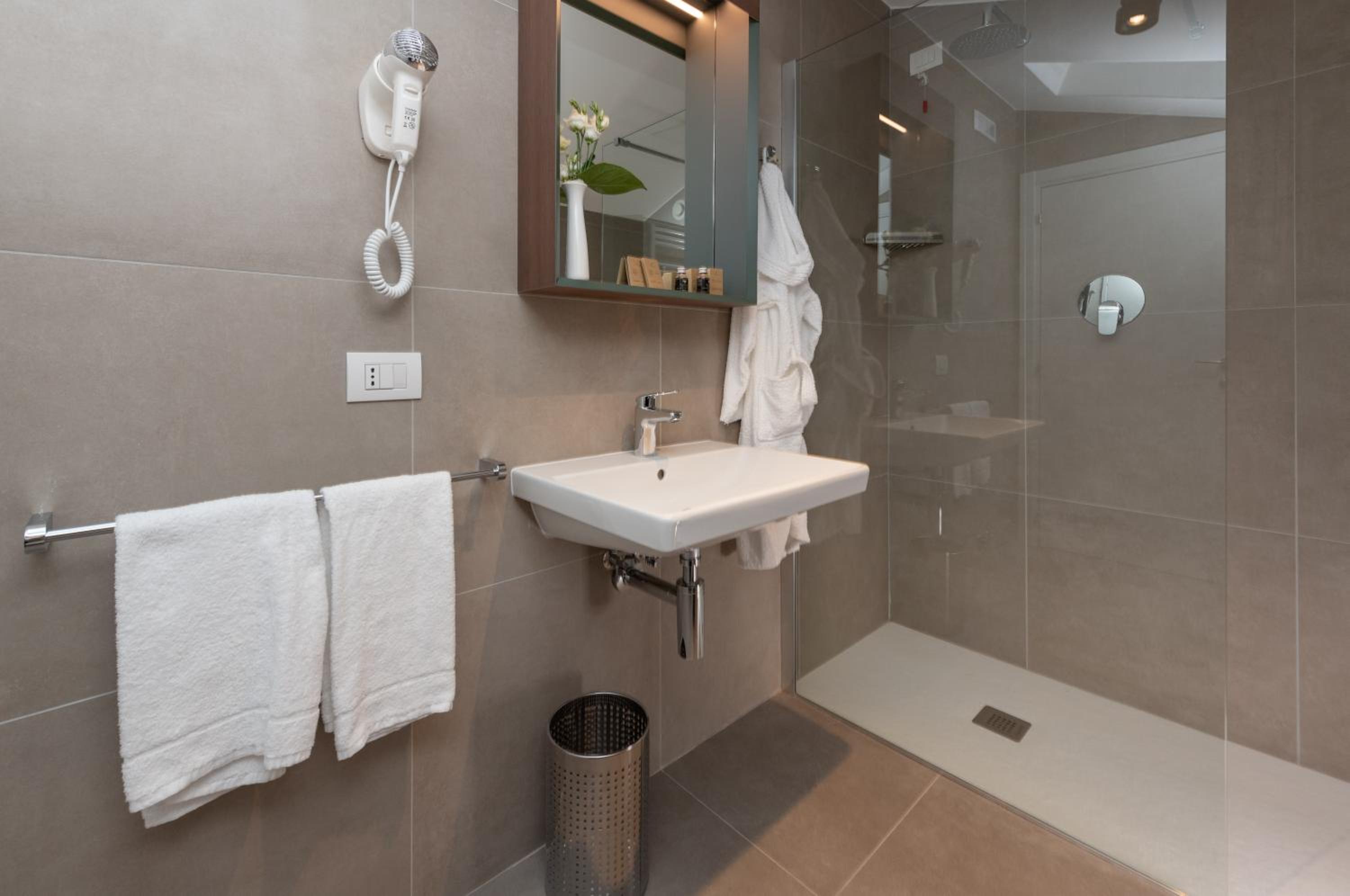 Superior Double or Twin Room - Photo 11