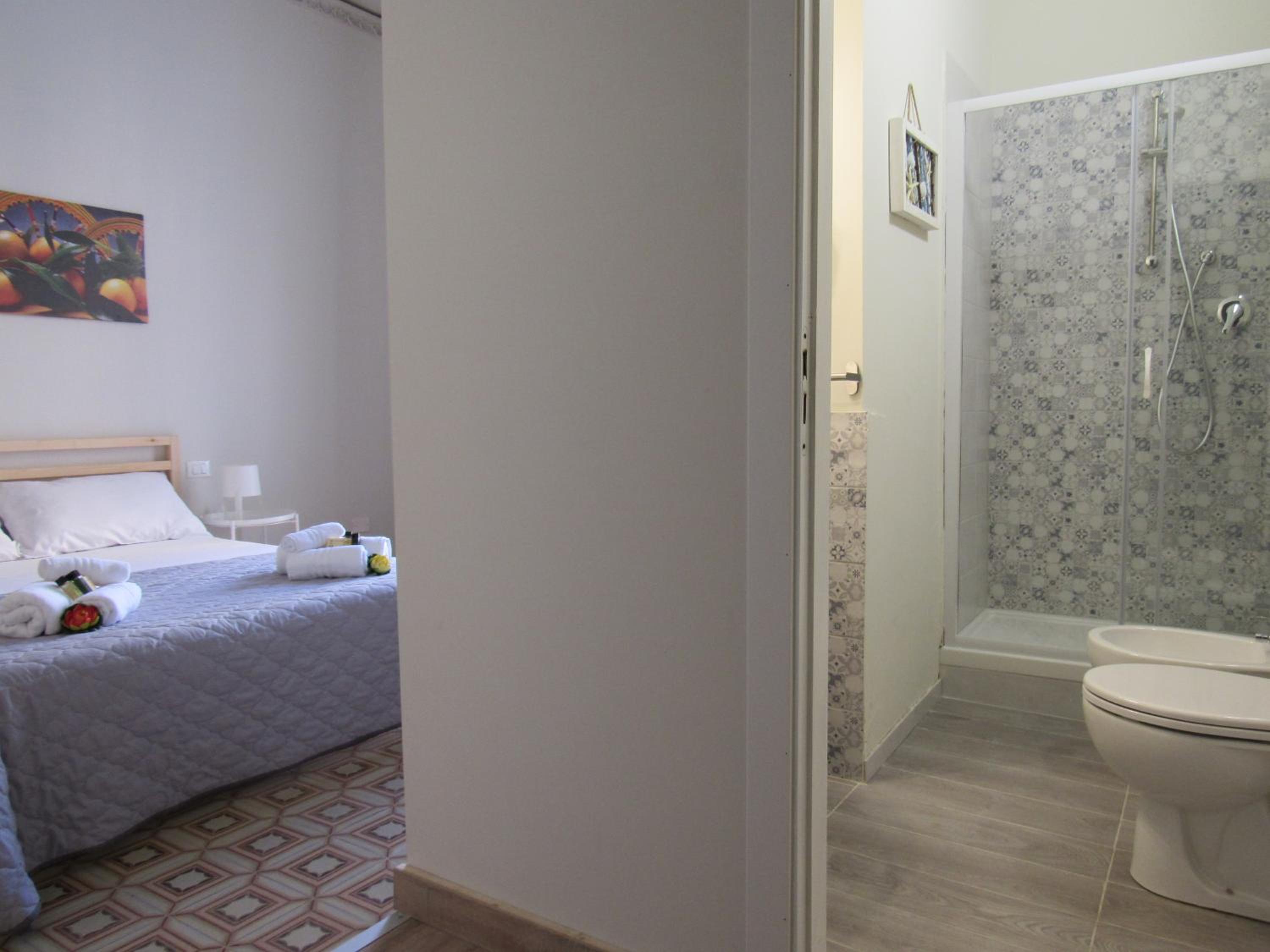 Deluxe Double Room with Balcony - Photo 5