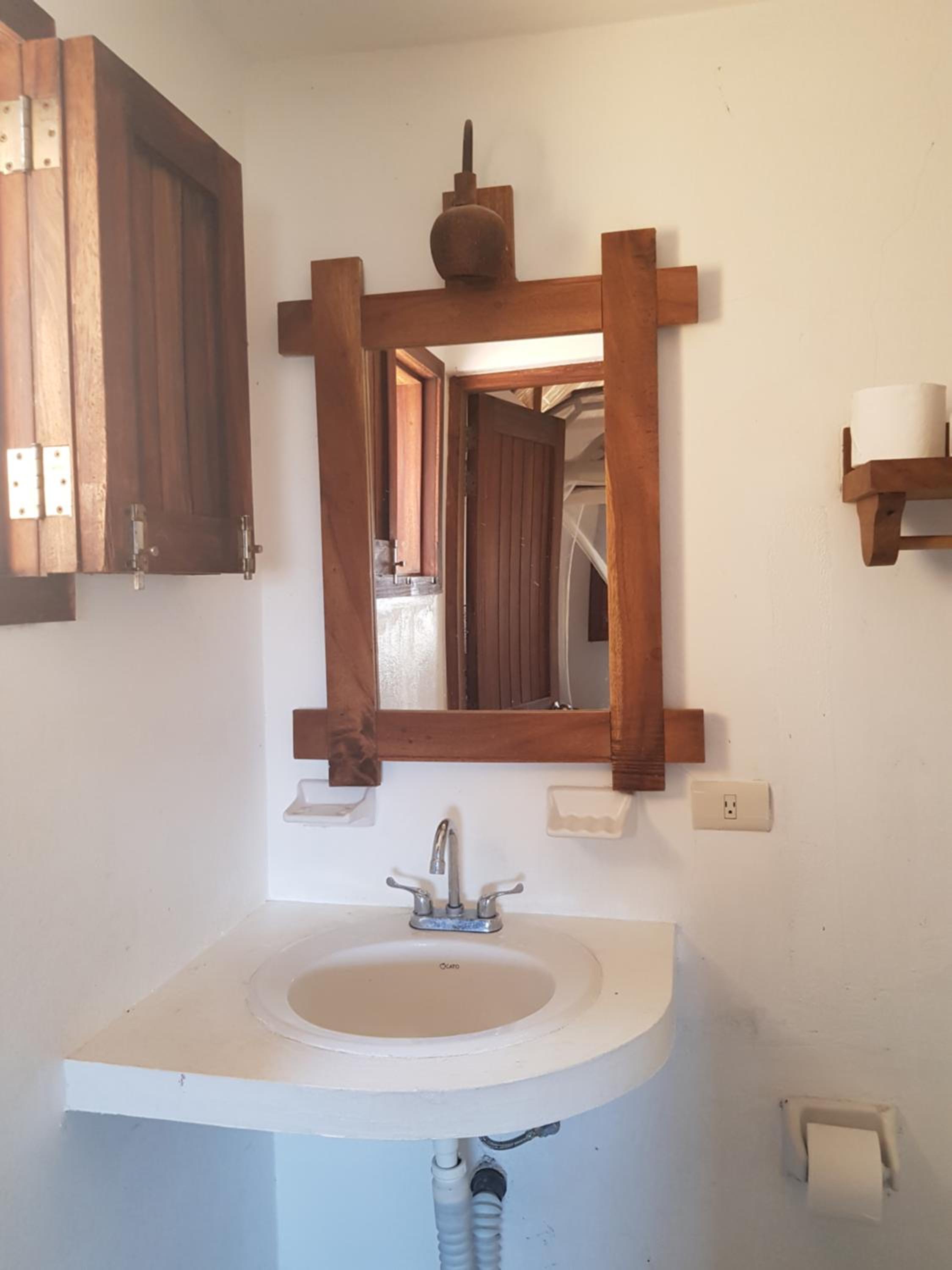 Deluxe Double Room with Balcony and Sea View - Photo 17