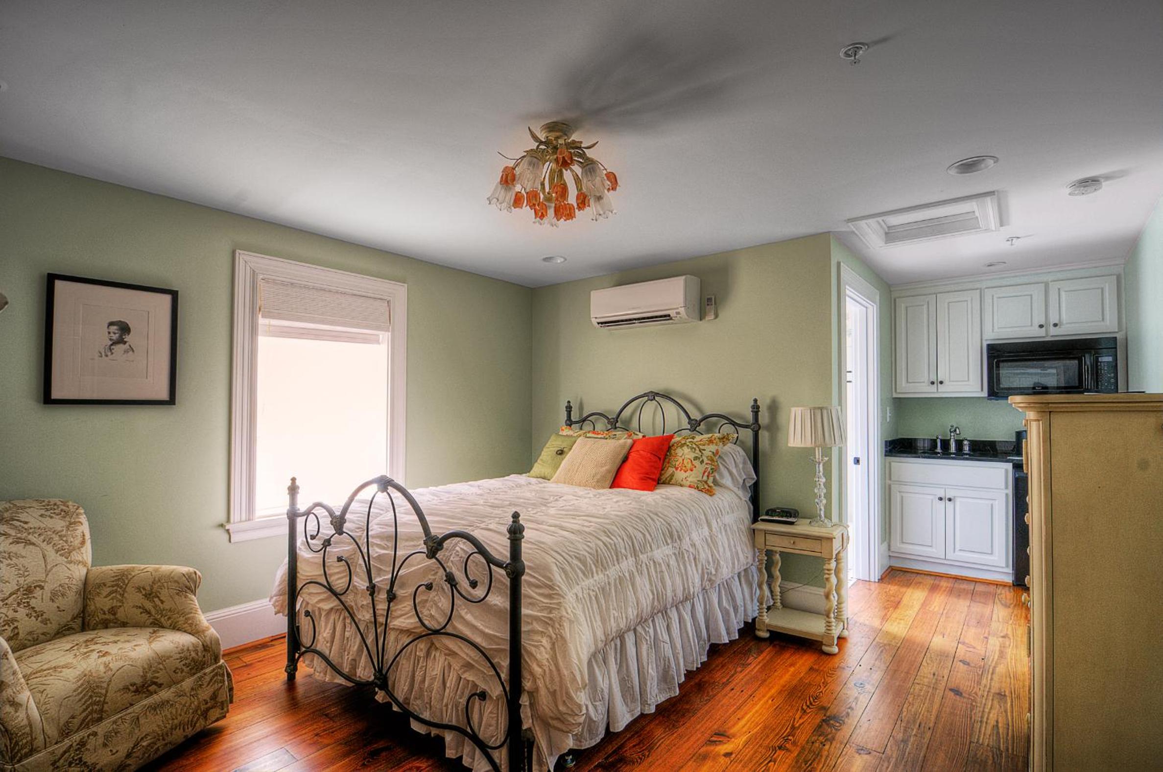 Queen Room photo 1